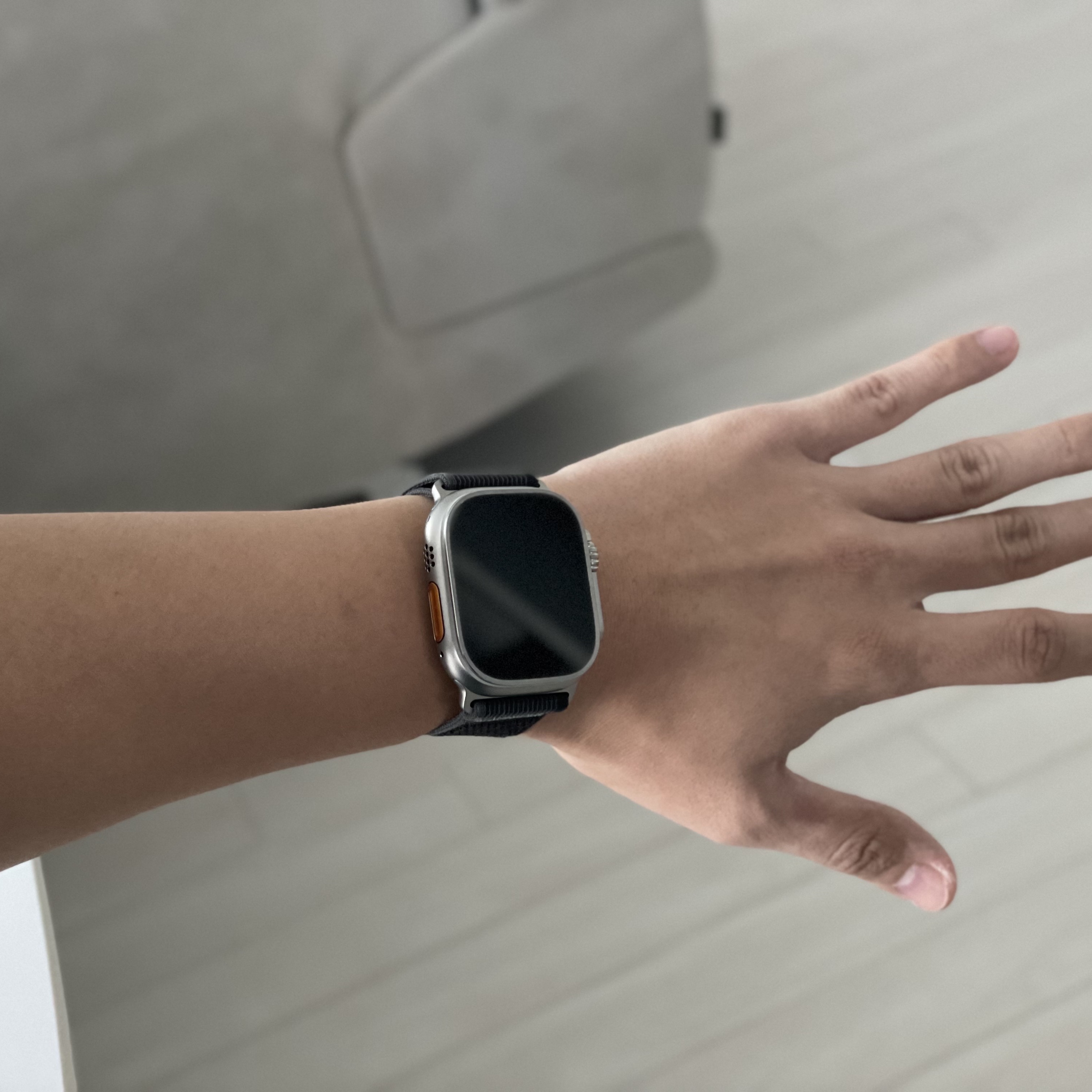 Apple Watch Ultra 49mm Titanium Case with Trail Loop S/M Black Gray (Korean Ver.) 착용 스타일 - 2