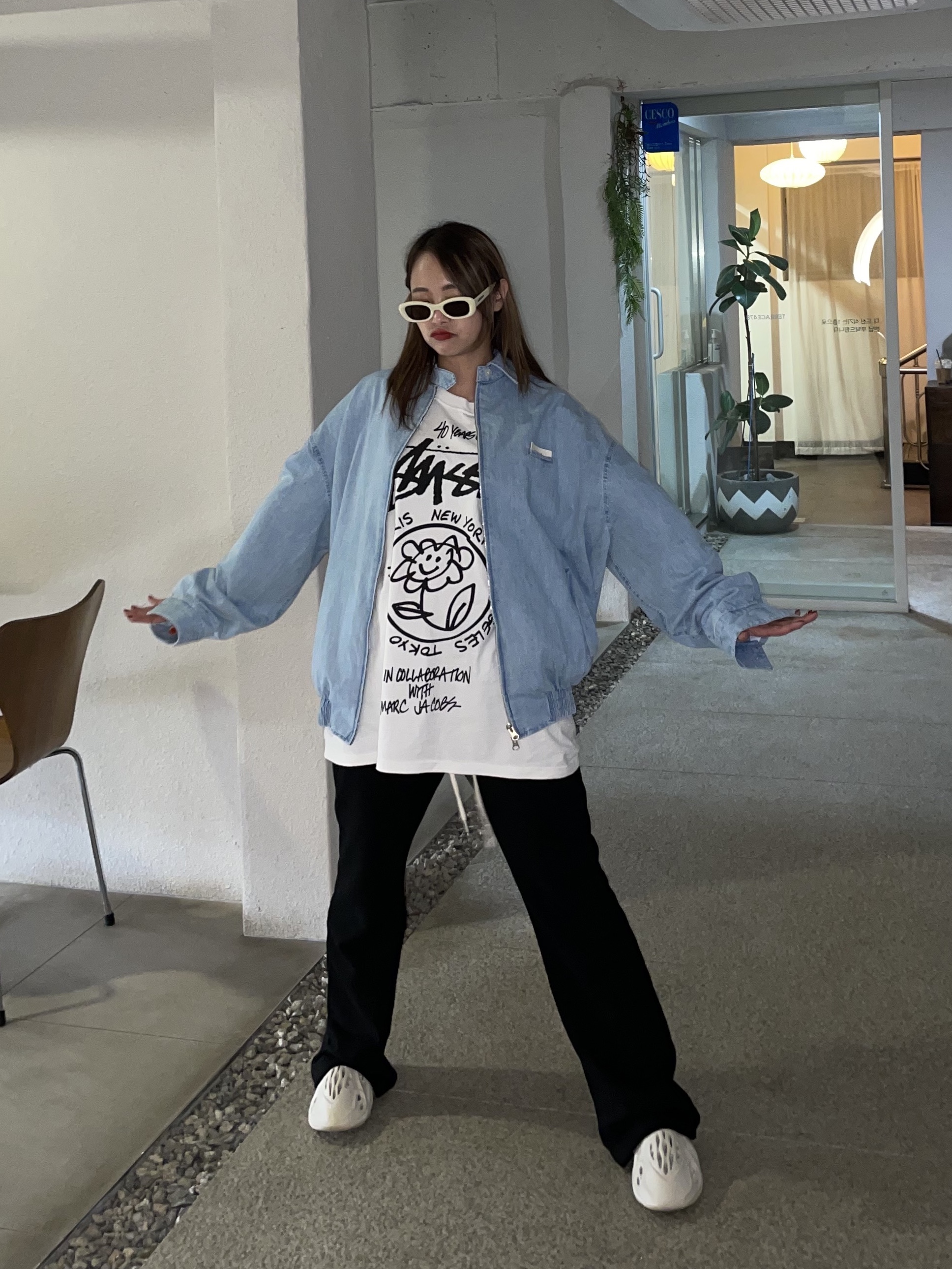 Adidas Yeezy Foam RNNR Sand, Stussy x Marc Jacobs 40 WT T-Shirt 착용 스타일 - 2