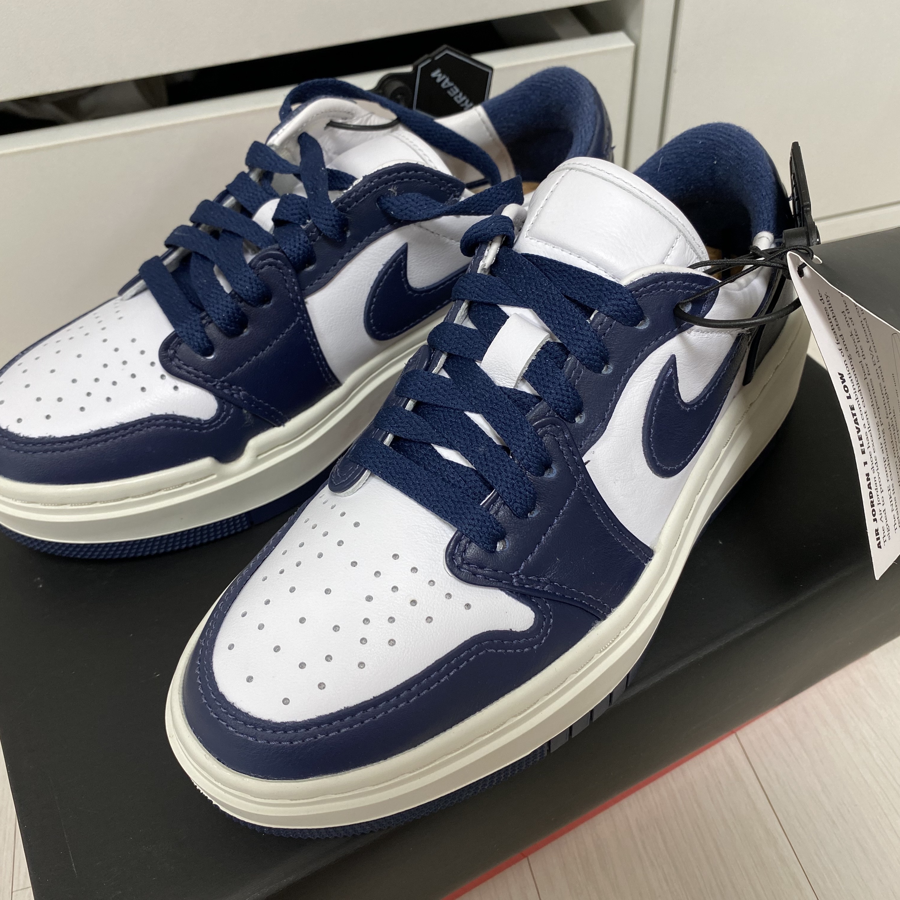 (W) Jordan 1 Elevate Low Midnight Navy 착용 스타일 - 1