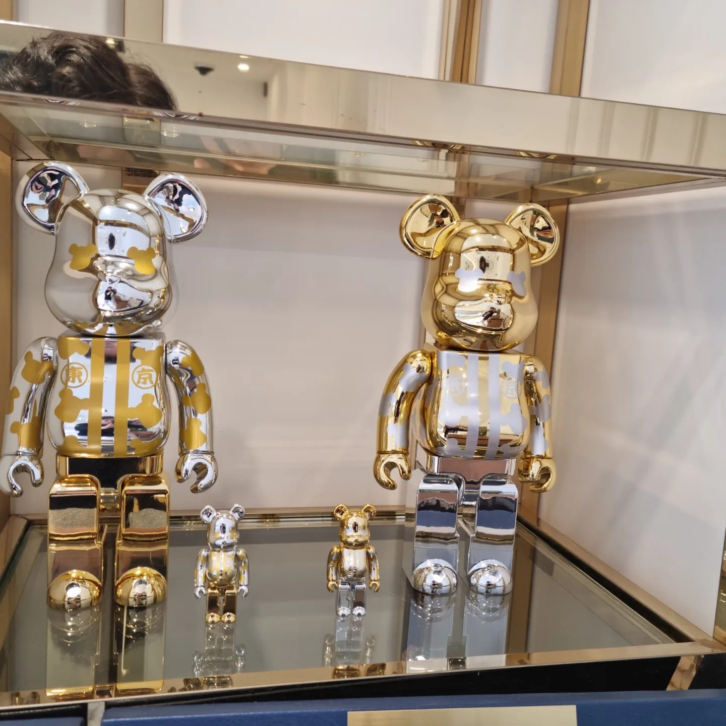 Bearbrick Happy Tokyo Gold Plated 100% & 400% Set 착용 스타일 - 3