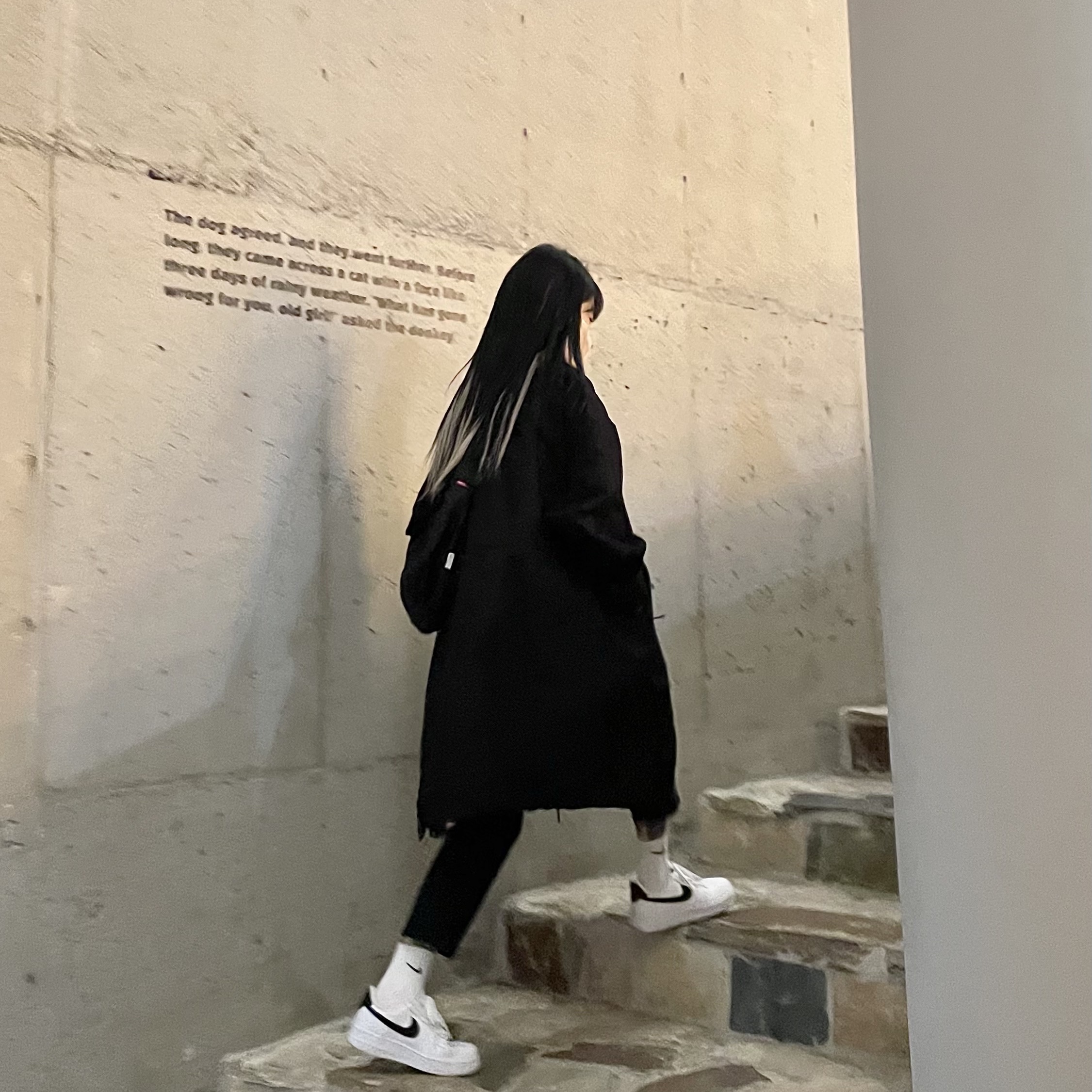 Supreme Small Messenger Bag Black - 22SS, (PS) Nike Force 1 White Black 착용 스타일 - 1