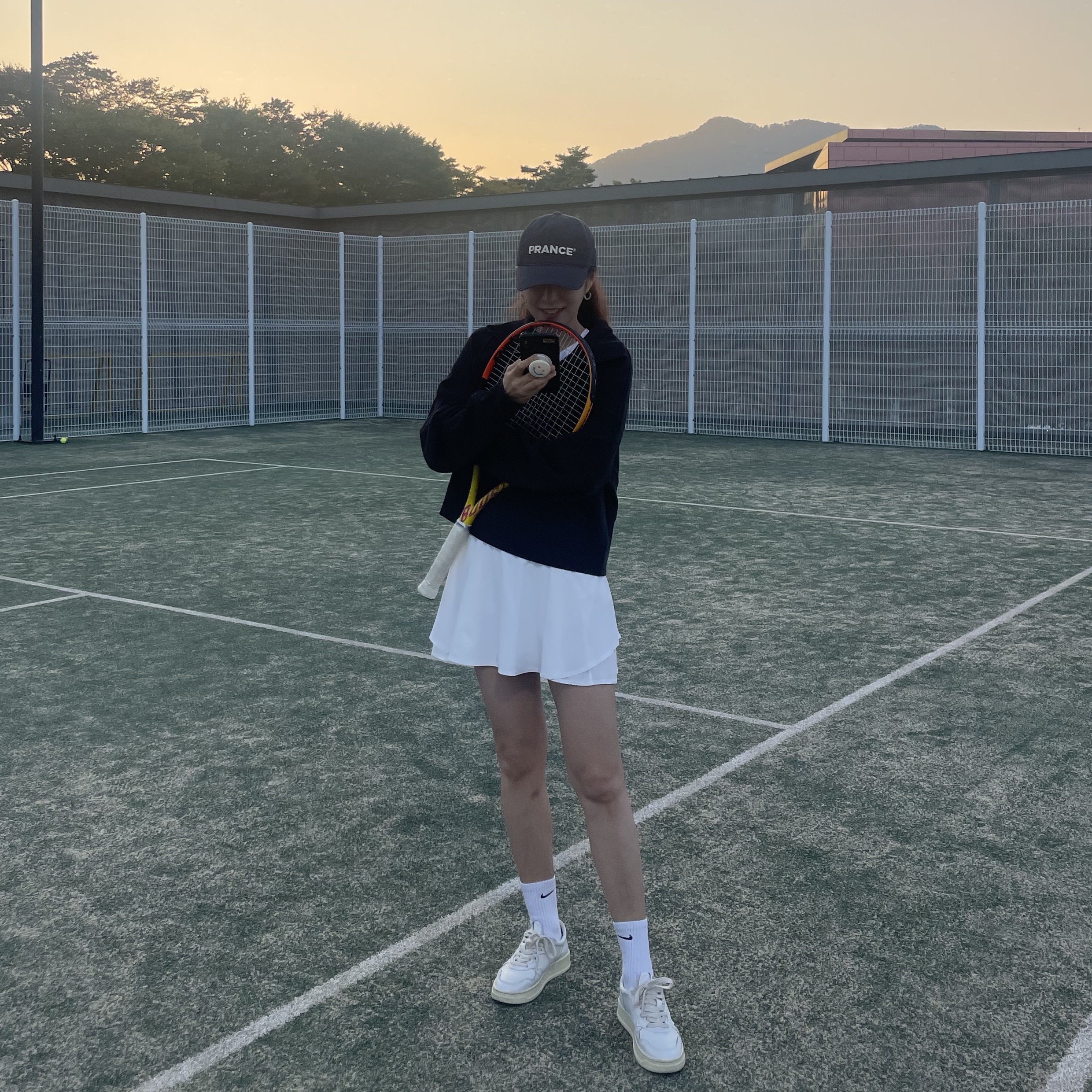 (W) Autry Medalist Low Leather Sneakers White 착용 스타일 - 3