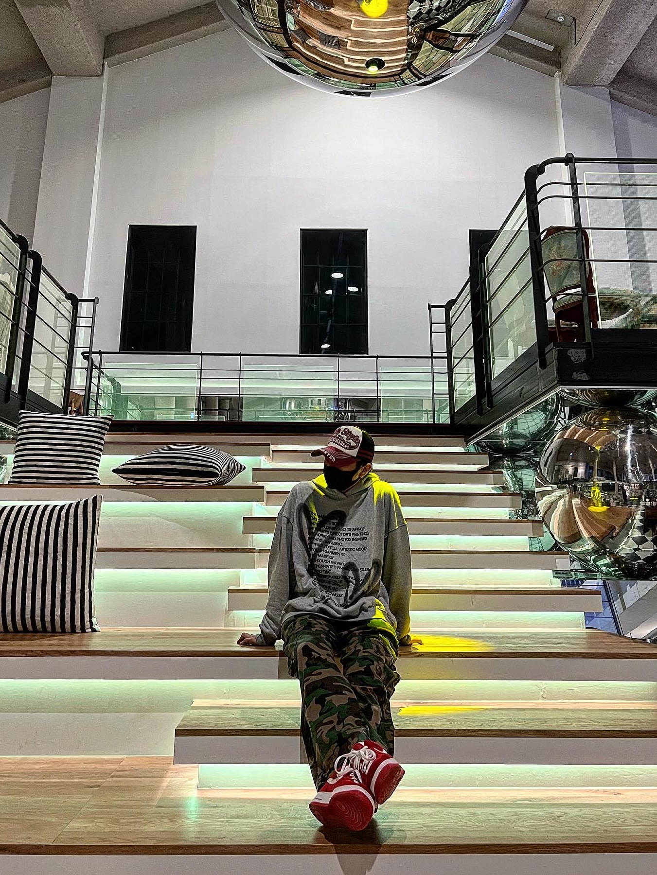 The Museum Visitor Heart Sprayed Hoody Grey - 22PF, Nike Air Force 1 '07 University Red 착용 스타일 - 2