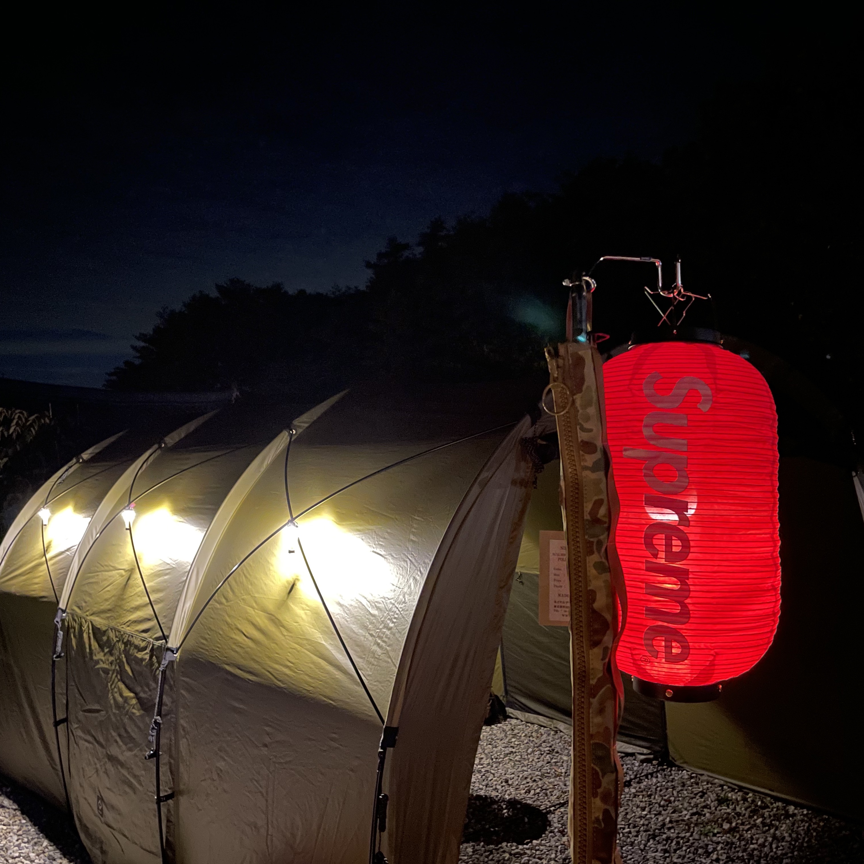 Helinox Tactical Field Tunnel 4.35 Coyote Tan, Supreme Hanging Lantern Red - 19FW 착용 스타일