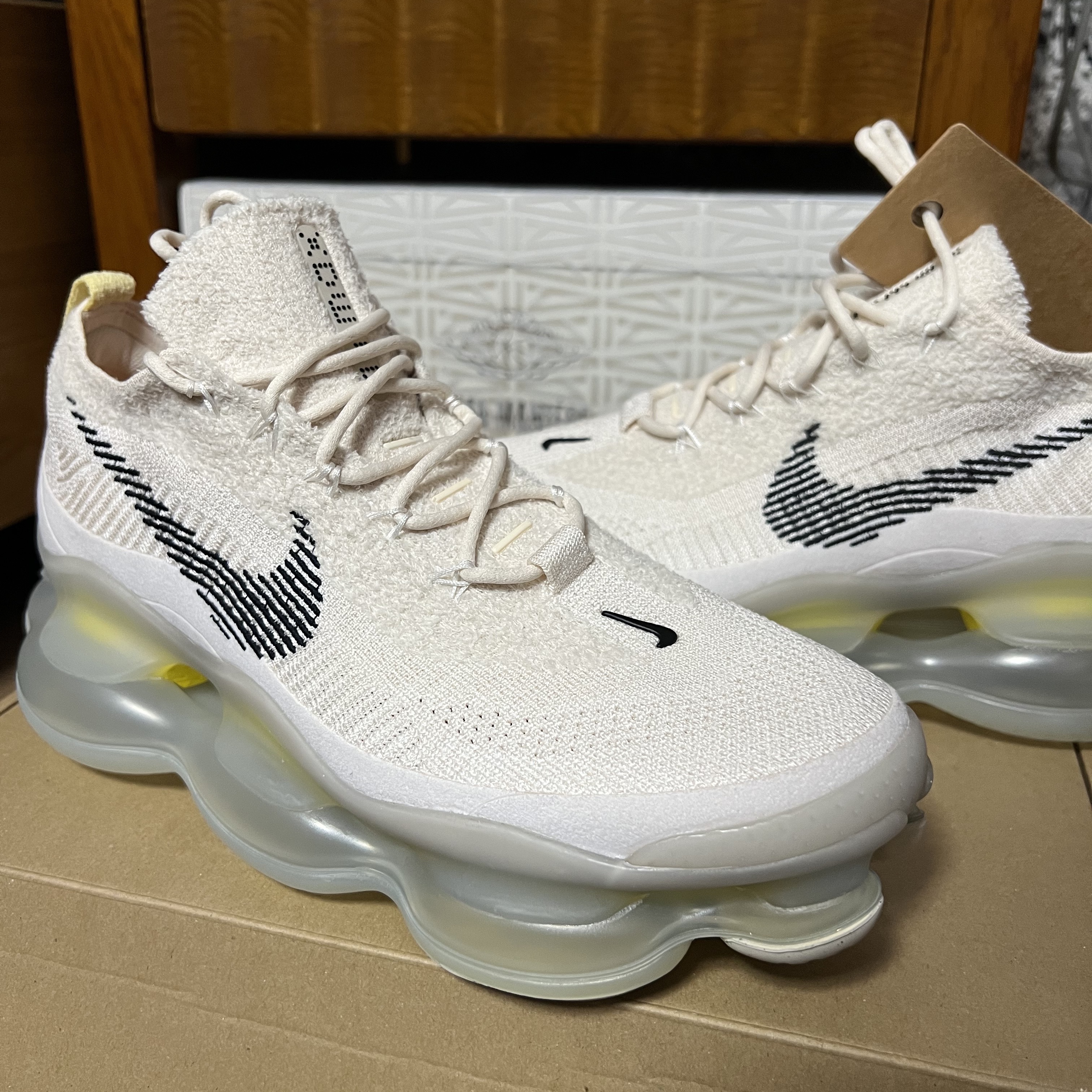 Nike Air Max Scorpion Flyknit Lemon Wash 착용 스타일 - 2