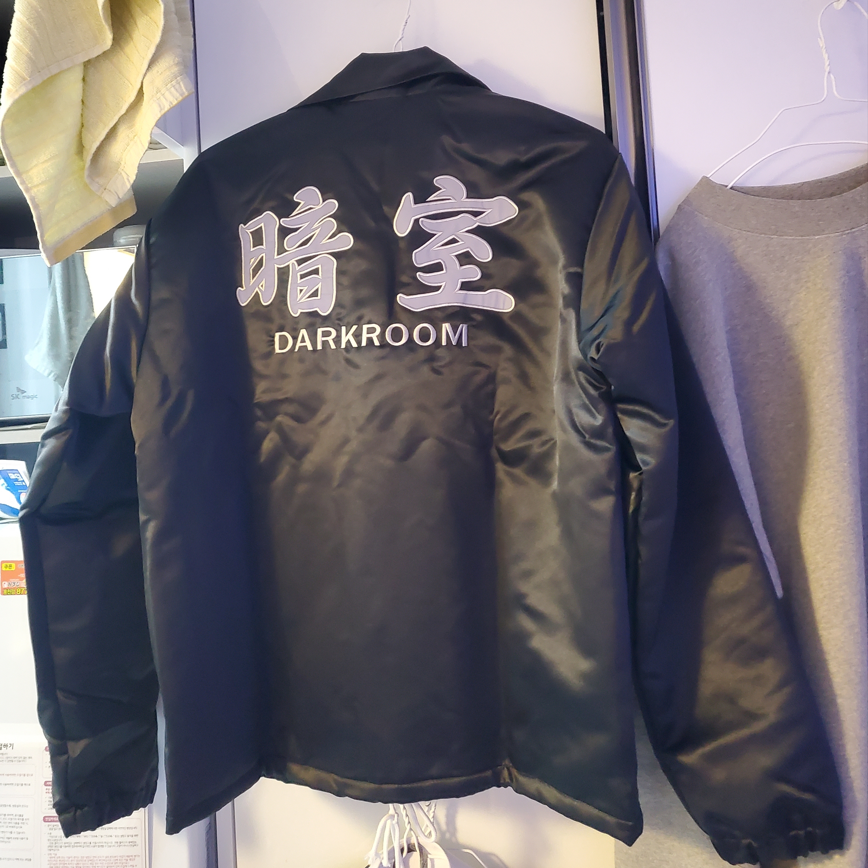 Darkr8m Studio x Hardhitters Satin Coach Jacket Black 착용 스타일 - 1