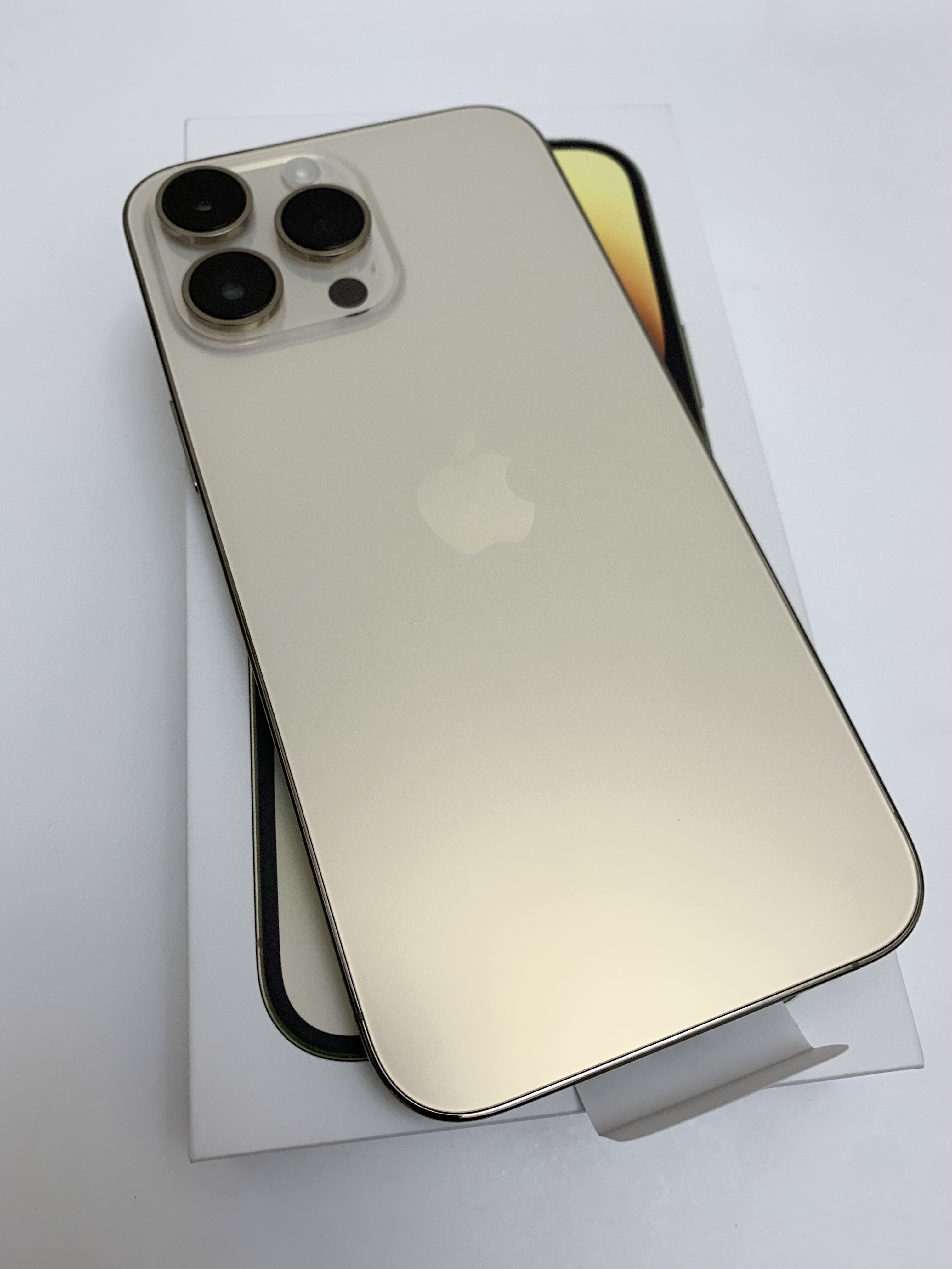 Apple iPhone 14 Pro Max 1TB Gold (Korean Ver.) 착용 스타일 - 2