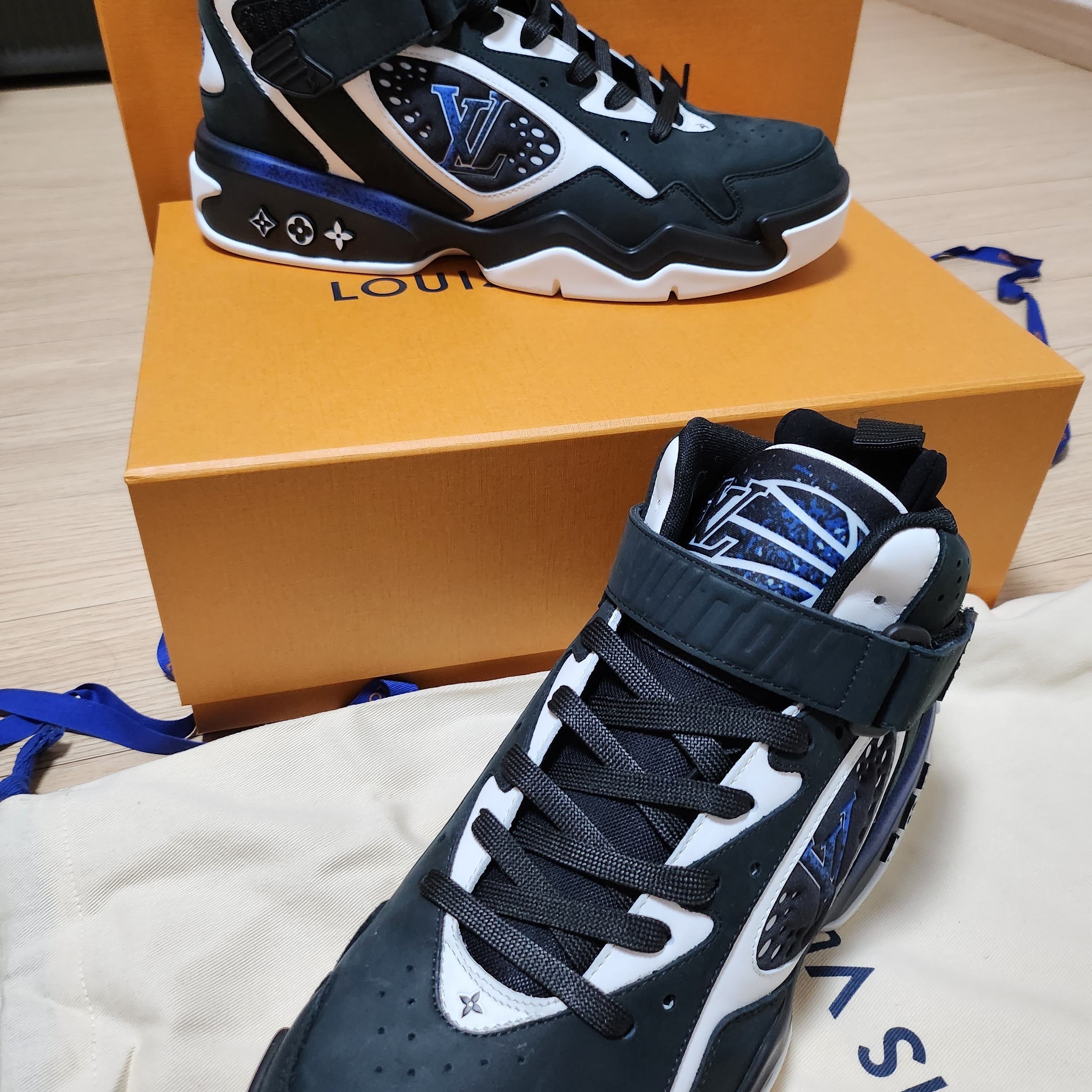 Louis Vuitton LV Trainer 2 Sneakers Black 착용 스타일