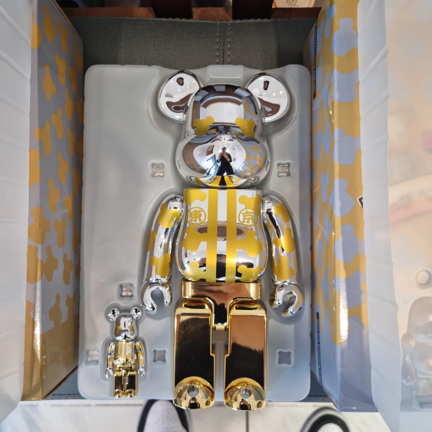 Bearbrick Happy Tokyo Silver Plate 100% & 400% Set 착용 스타일