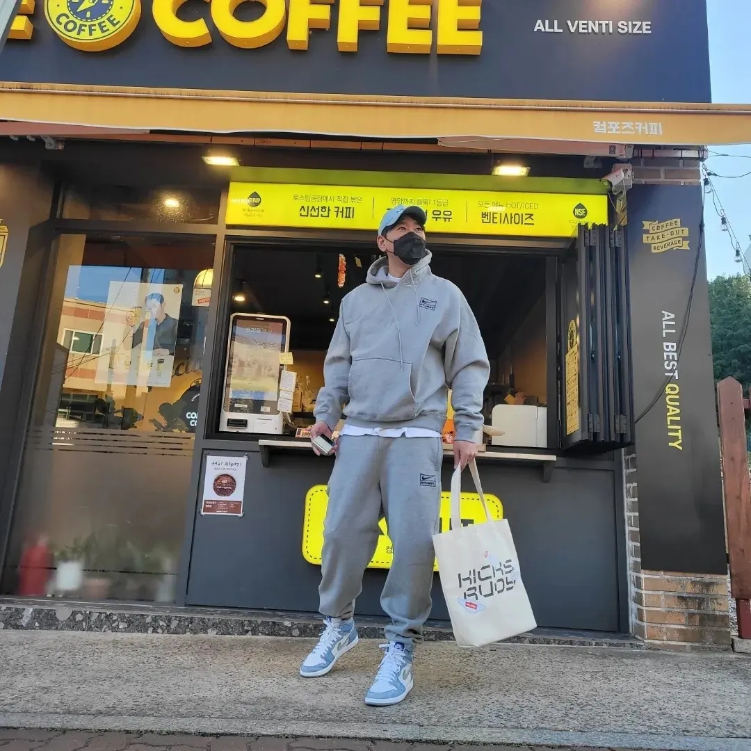 Nike x Stussy NRG RA Pullover Hoodie Dark Grey Heather (DJ9488-063), Nike x Stussy NRG RA Fleece Pants Dark Grey Heather (DJ9490-063) 착용 스타일