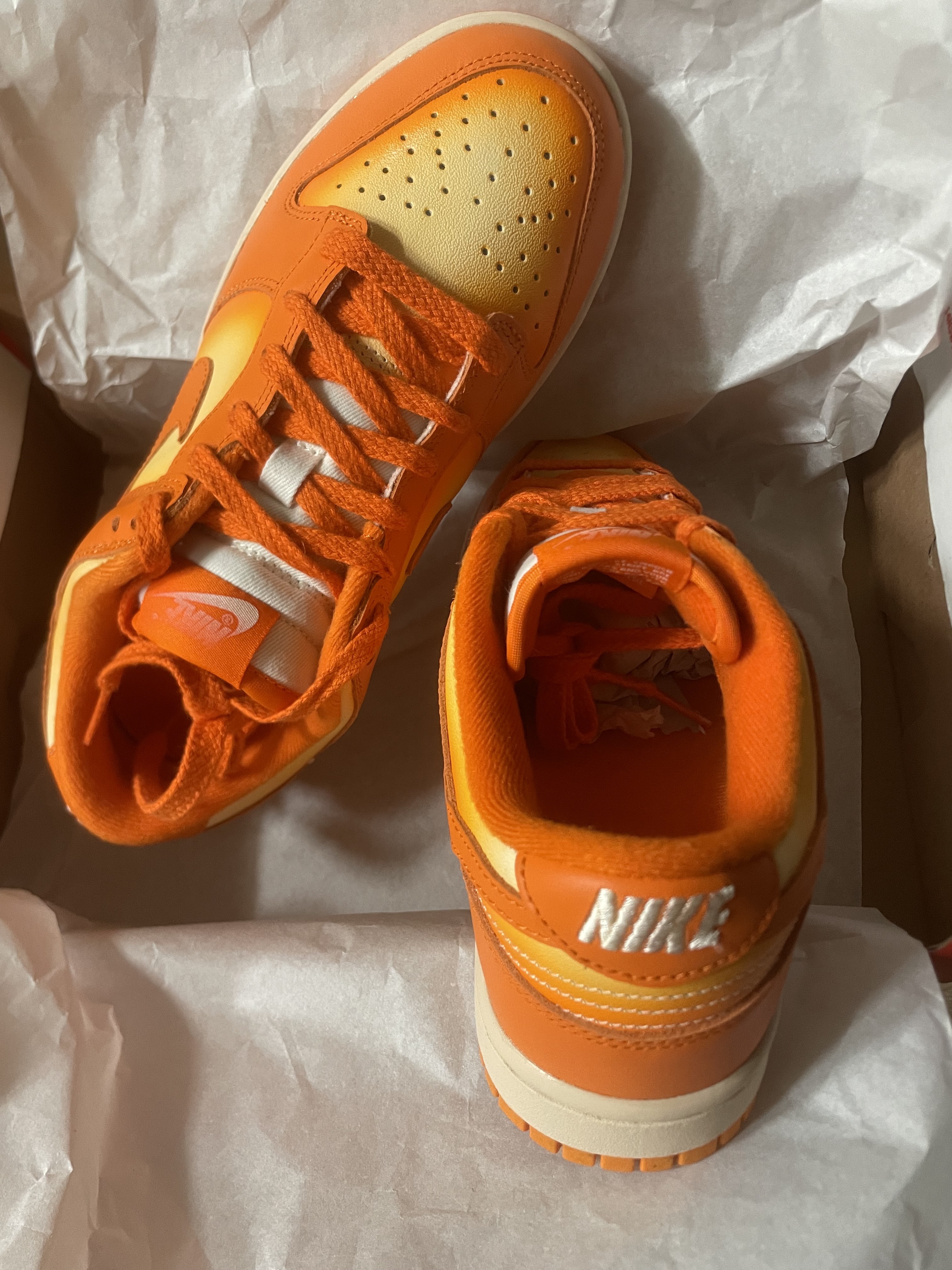 (W) Nike Dunk Low Magma Orange 착용 스타일 - 4