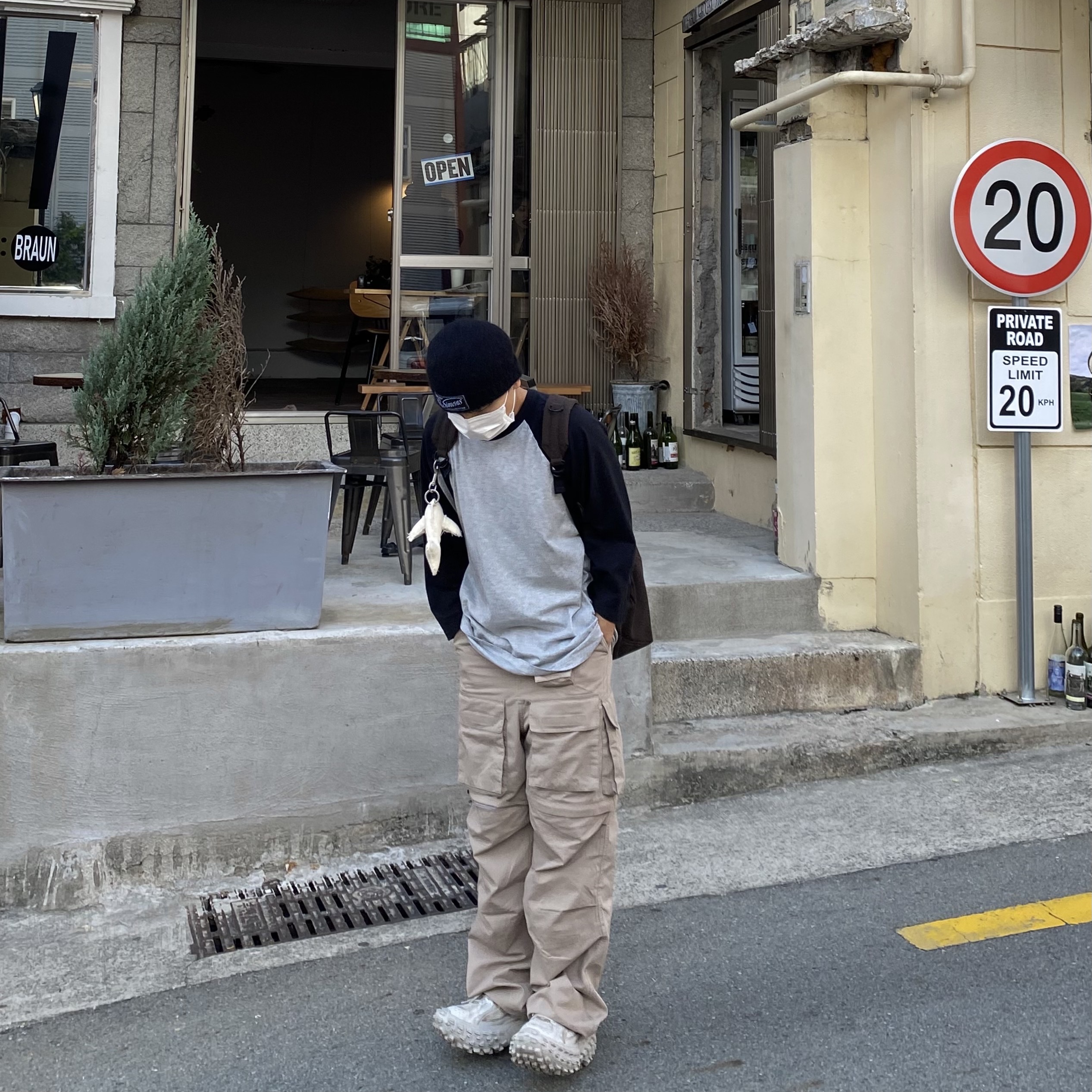 Balenciaga Defender Sneakers Beige, Our Legacy Mix Raglan 3/4 Sleeve Stone Paper Scissors Patch Black Grey 착용 스타일 - 2