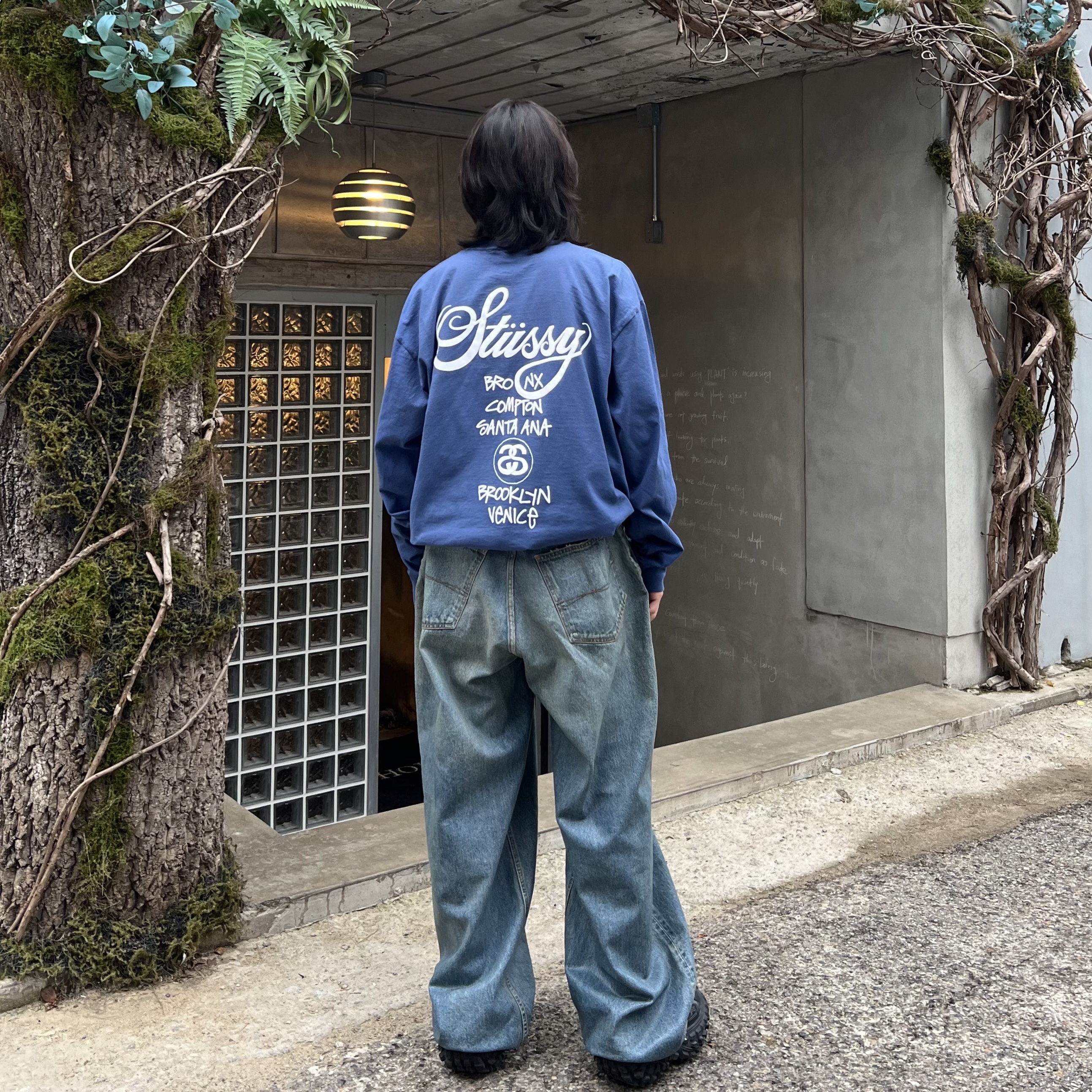 Balenciaga Defender Sneakers Black, Balenciaga Large Baggy Jeans in Blue Coated Soft Denim 착용 스타일 - 3