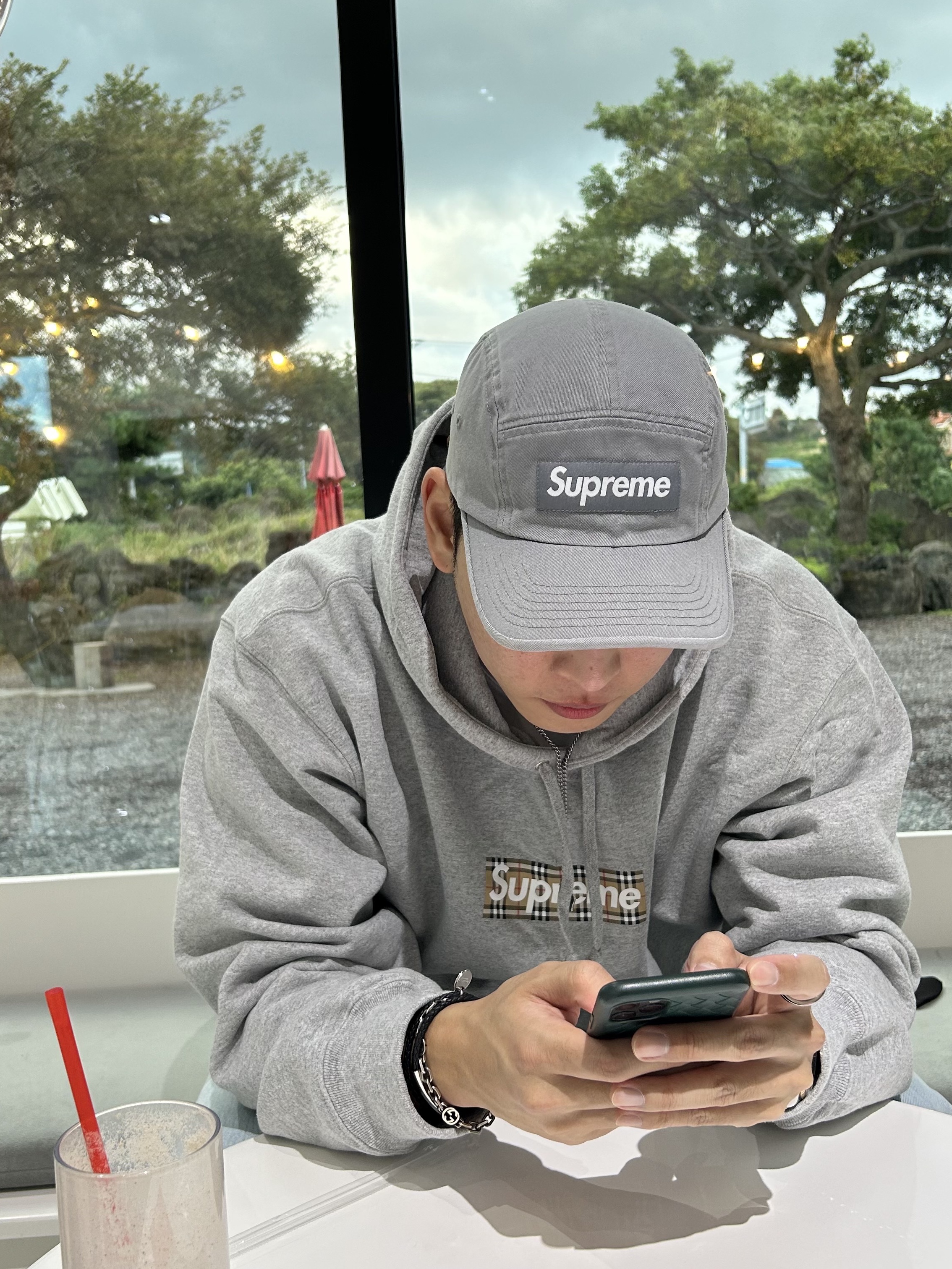 Supreme Washed Chino Twill Camp Cap Grey - 22SS, Supreme x Burberry Box Logo Hooded Sweatshirt Heather Grey - 22SS 착용 스타일 - 1