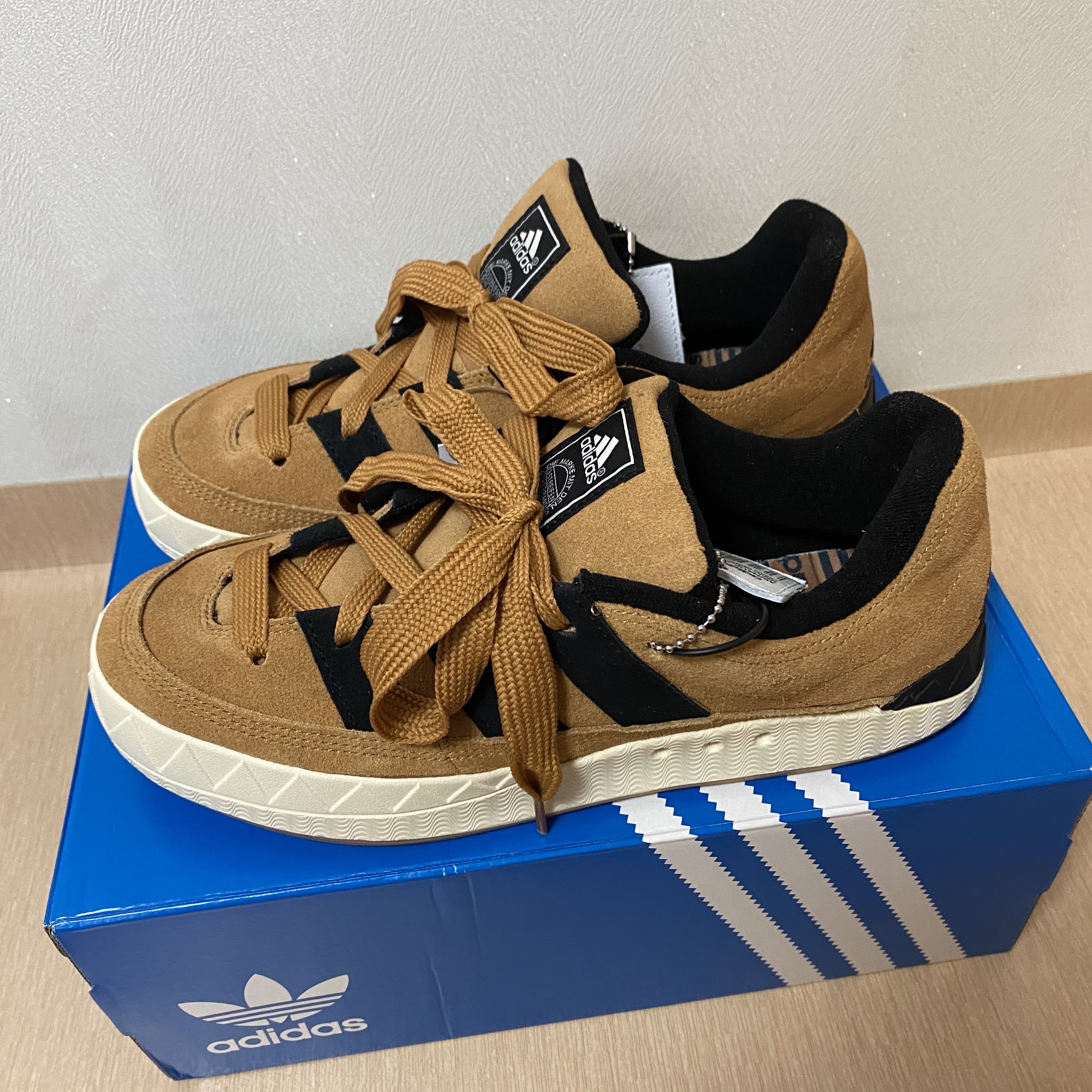 Adidas x Atmos Adimatic OG Shoebox 착용 스타일 - 5