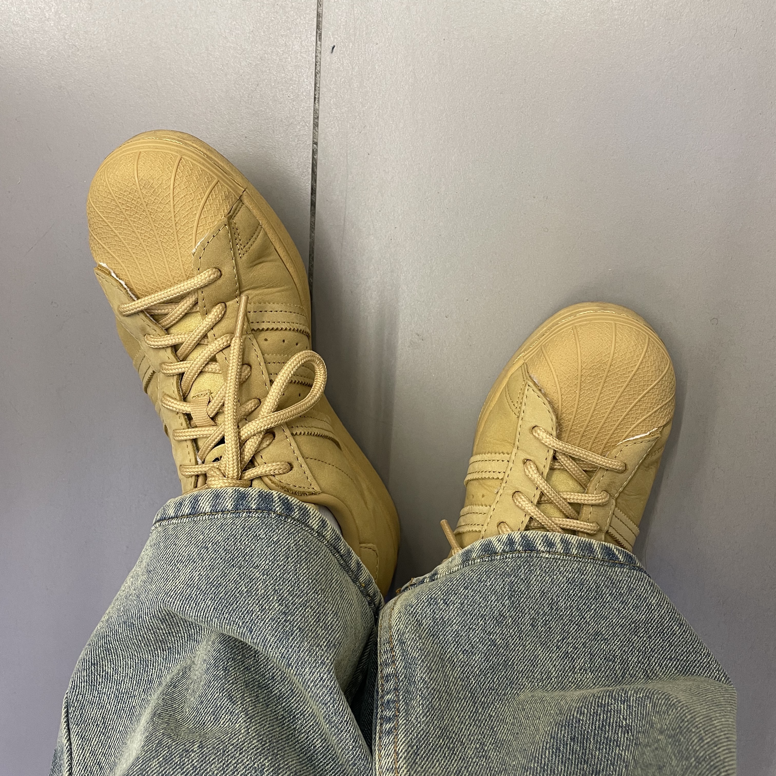 Adidas Superstar Golden Beige 착용 스타일