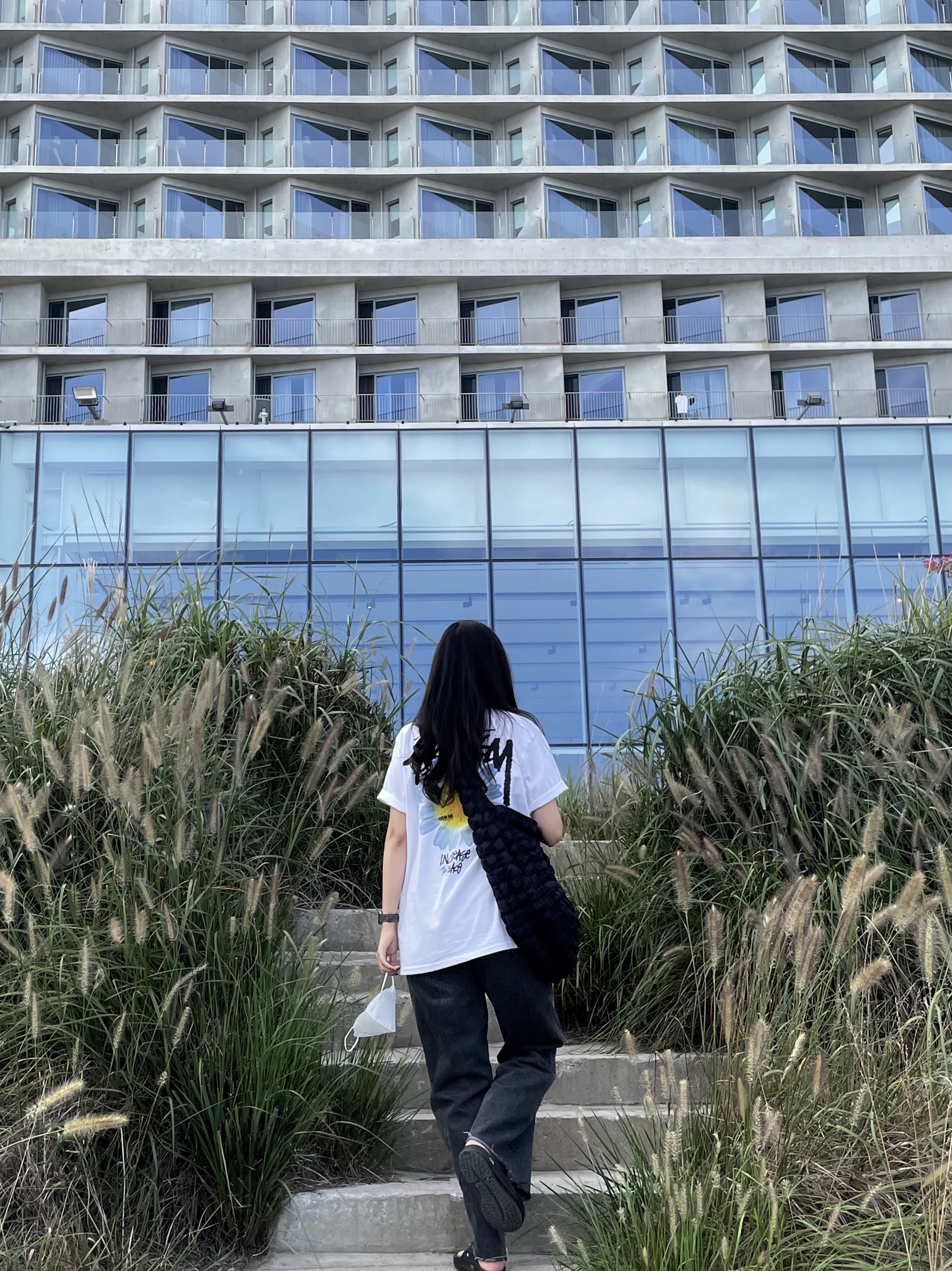 COS Quilted Oversized Shoulder Bag Dark Navy, Stussy ITP Flower T-Shirt White 착용 스타일