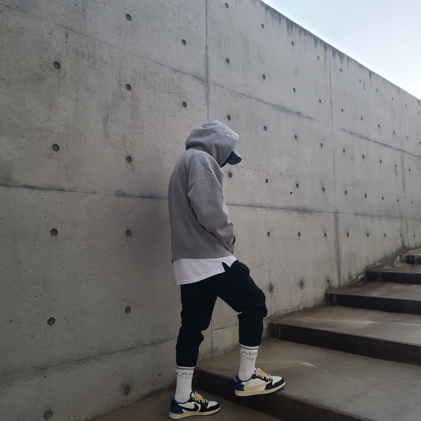 Nike x Stussy NRG RA Pullover Hoodie Dark Grey Heather (DJ9488-063), Jordan 1 x Travis Scott x Fragment Retro Low OG SP Military Blue 착용 스타일 - 1