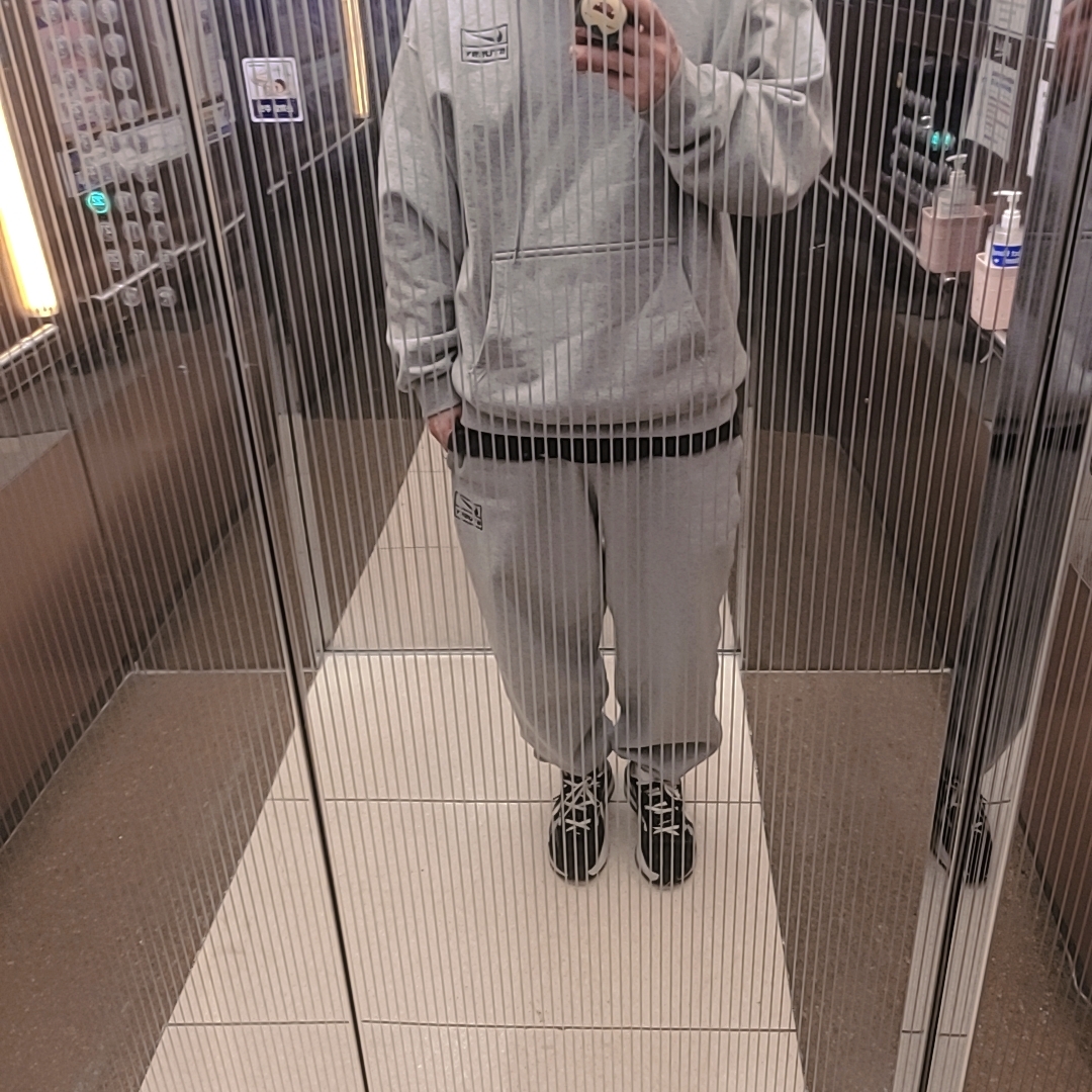 Nike x Stussy NRG RA Pullover Hoodie Dark Grey Heather (DJ9488-063), Nike x Stussy NRG RA Fleece Pants Dark Grey Heather (DJ9490-063) 착용 스타일 - 1
