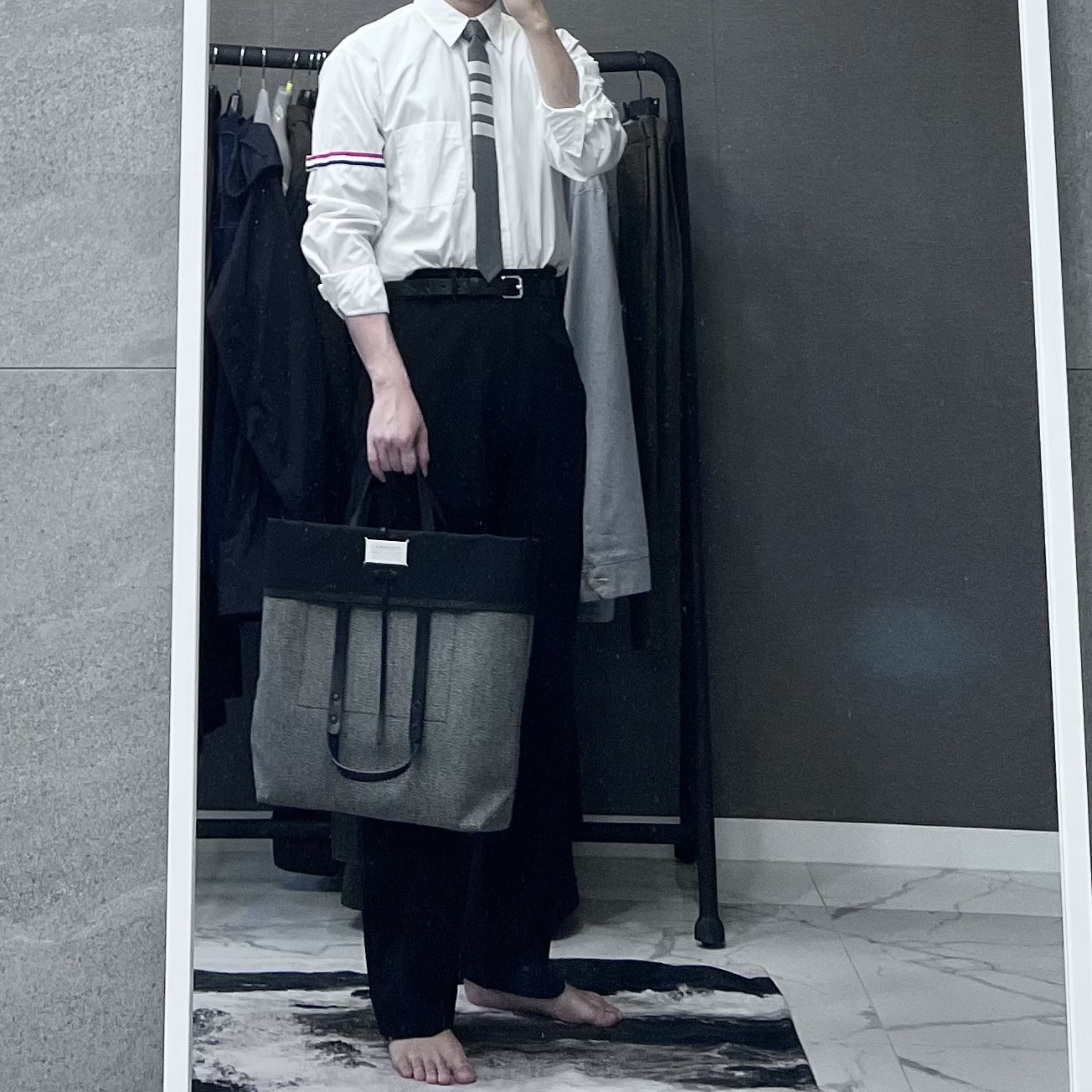 Maison Margiela Fold Over Tote Bag Black, Thom Browne Oxford Striped Grosgrain Armband Classic Shirt White 착용 스타일
