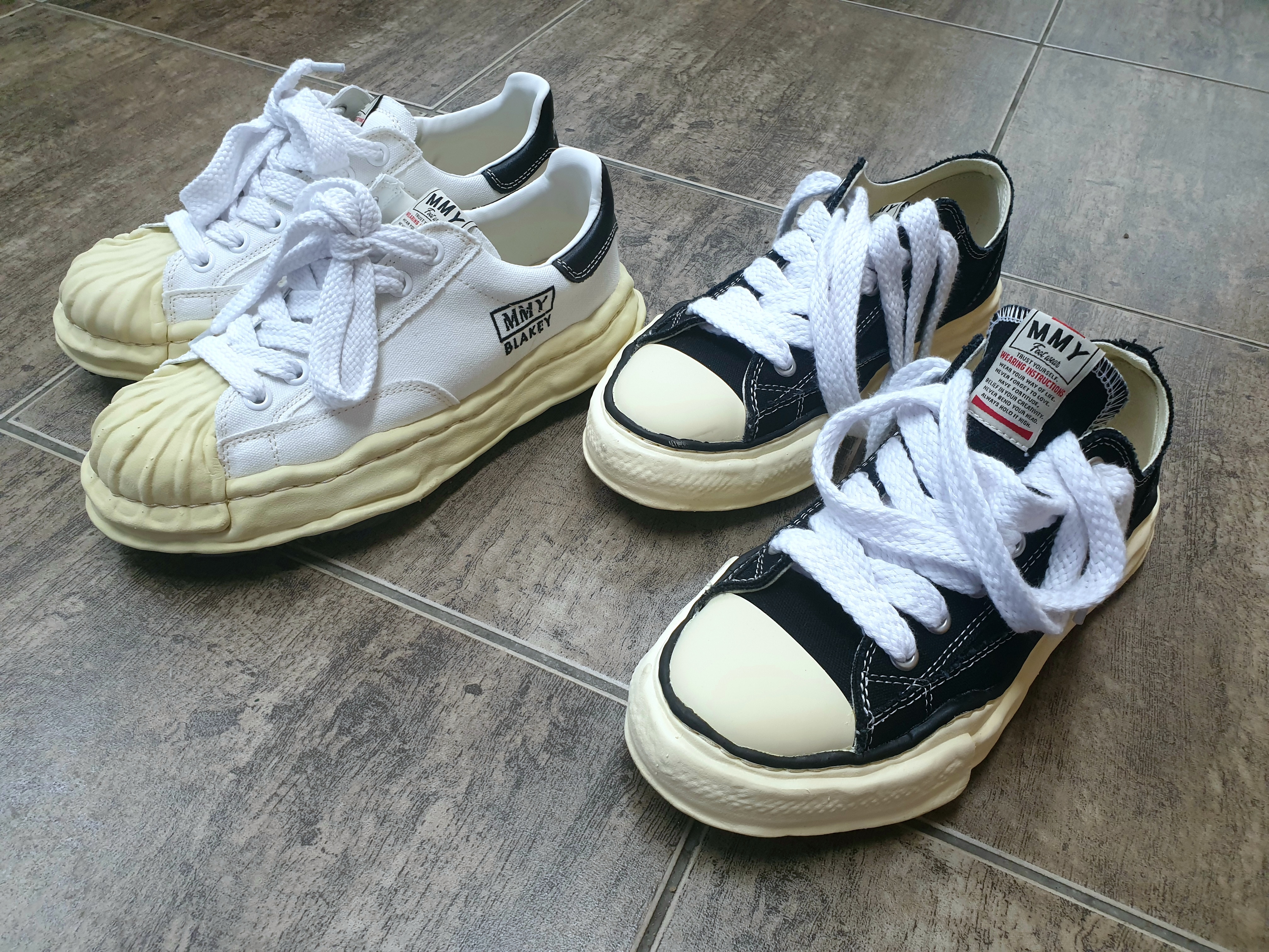 Maison Mihara Yasuhiro Peterson VL OG Sole Canvas Low-top Sneakers Black, Maison Mihara Yasuhiro Blakey VL OG Sole Canvas Low-top Sneakers White 착용 스타일