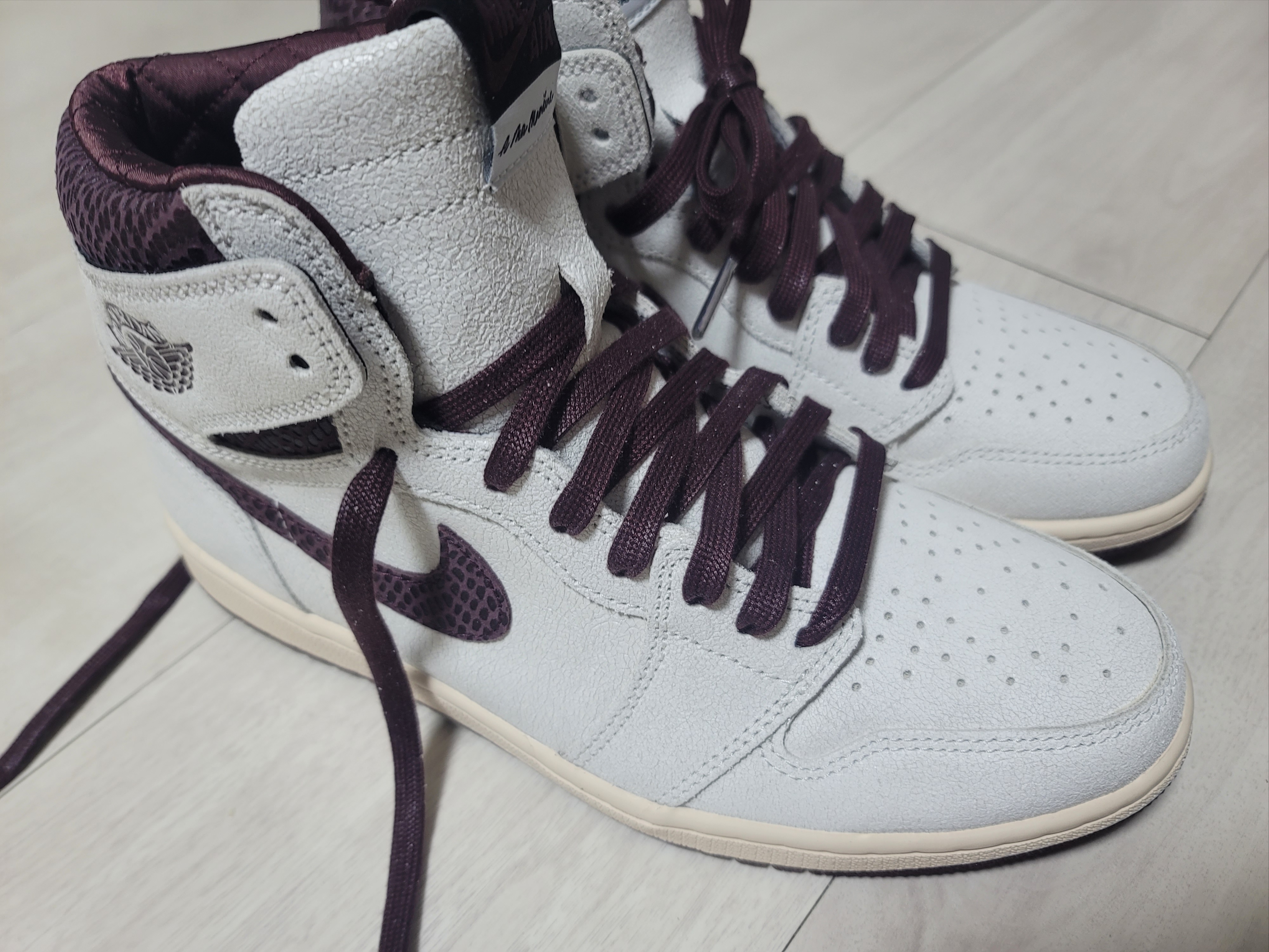 Jordan 1 x A Ma Maniere Retro High OG SP Sail and Burgundy 착용 스타일