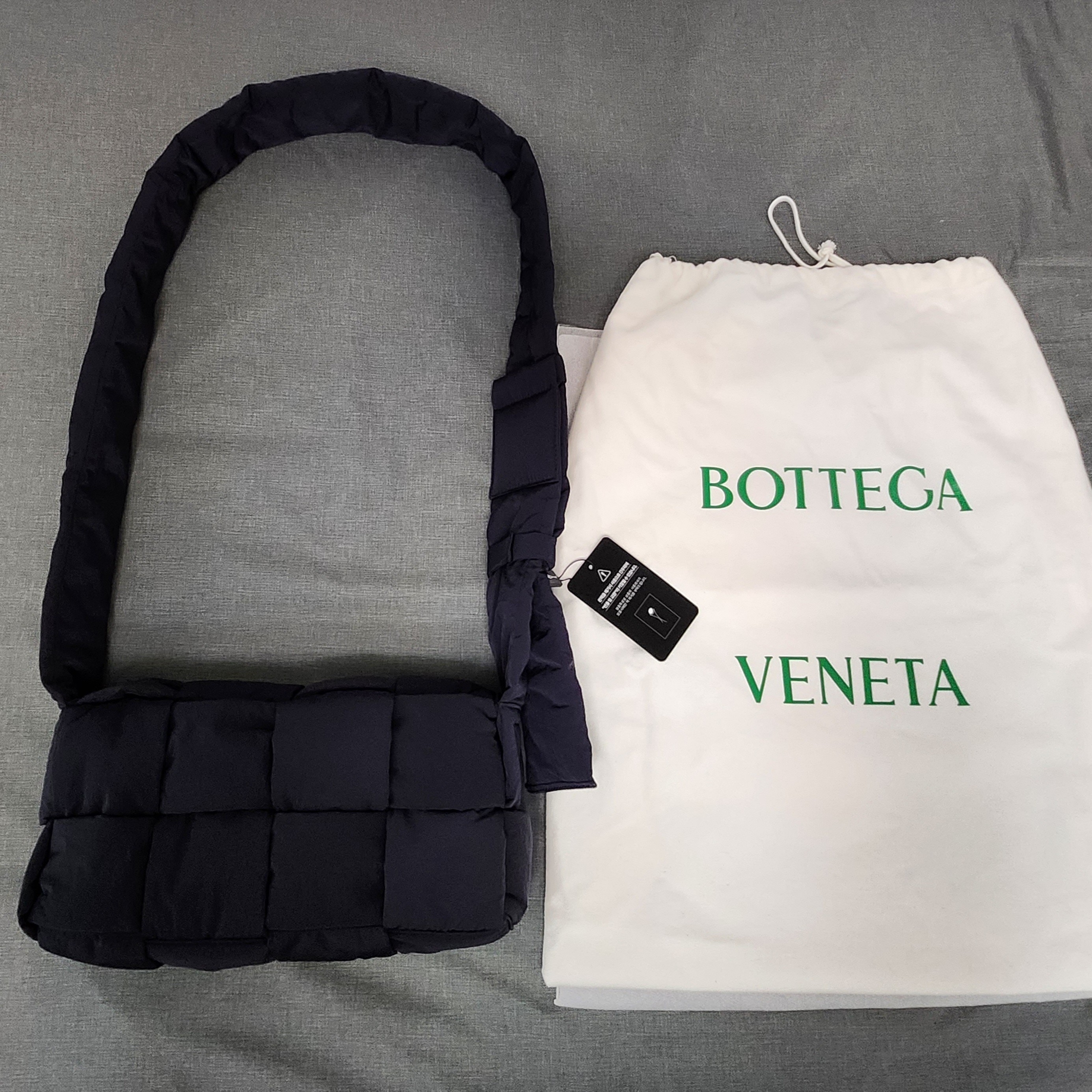 Bottega Veneta Padded Tech Cassette Space, Prada Re-Nylon and Saffiano Leather Shoulder Bag Black 착용 스타일 - 1