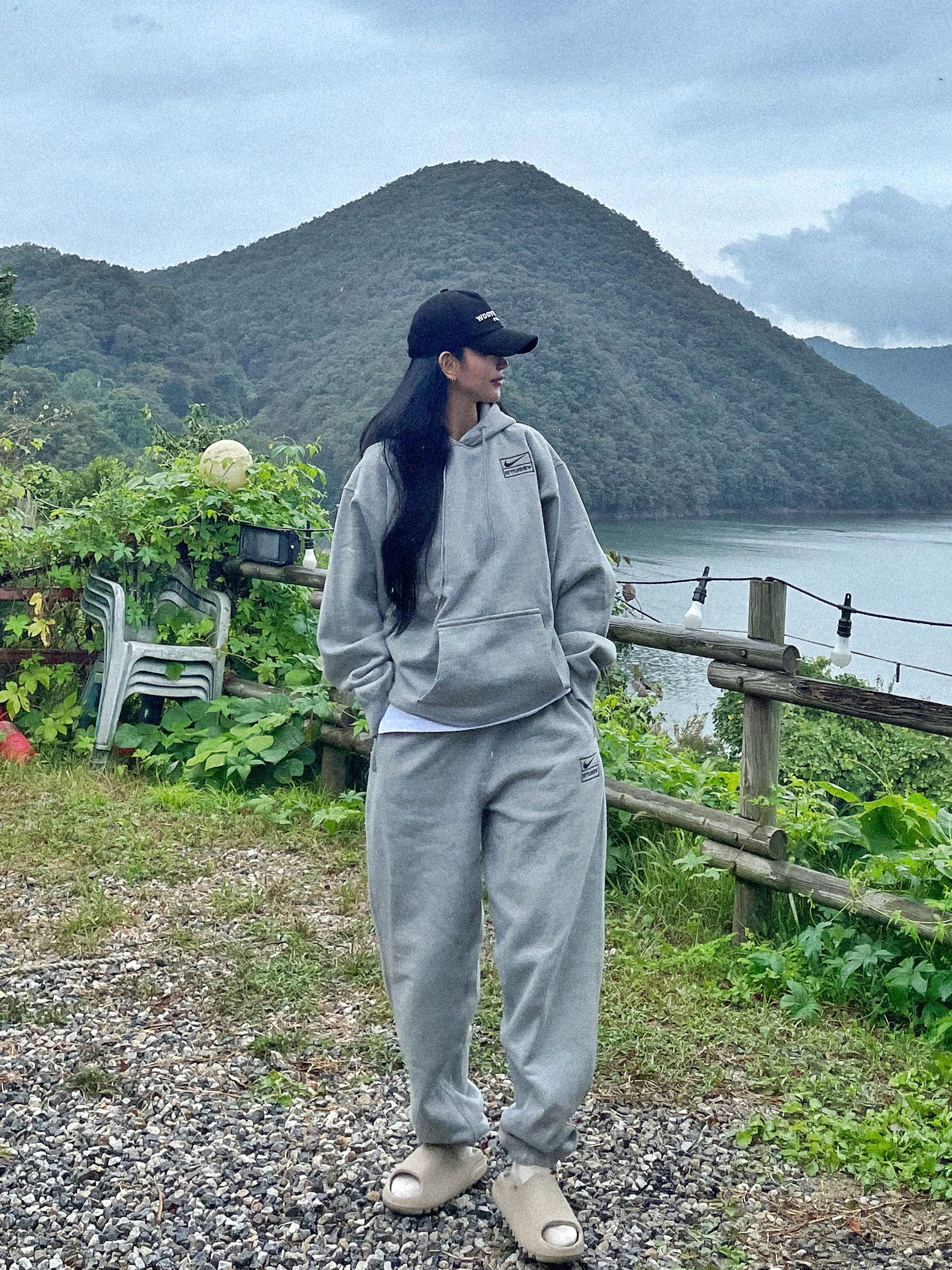 Nike x Stussy NRG RA Pullover Hoodie Dark Grey Heather (DJ9488-063), Nike x Stussy NRG RA Fleece Pants Dark Grey Heather (DJ9490-063) 착용 스타일 - 3