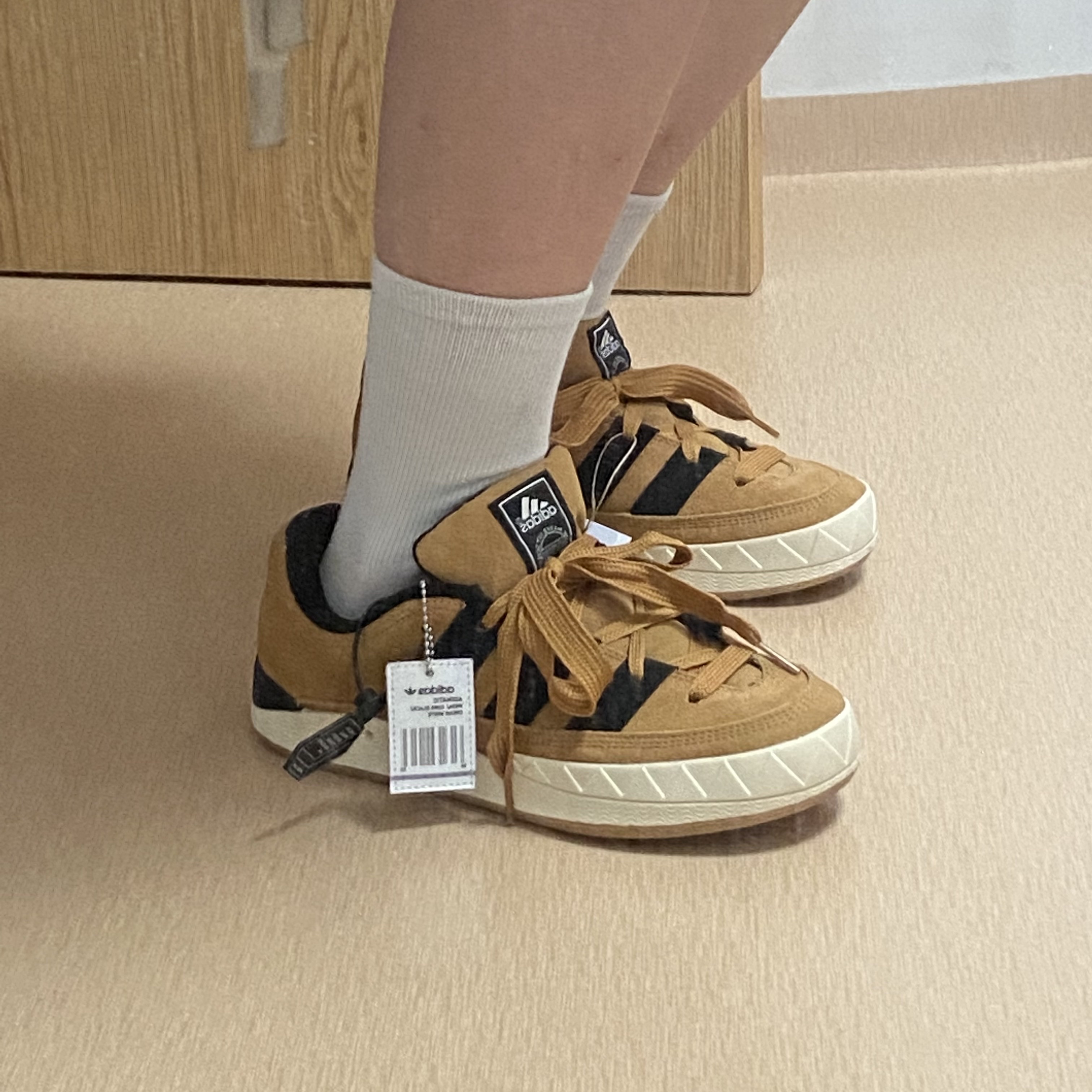 Adidas x Atmos Adimatic OG Shoebox 착용 스타일 - 2
