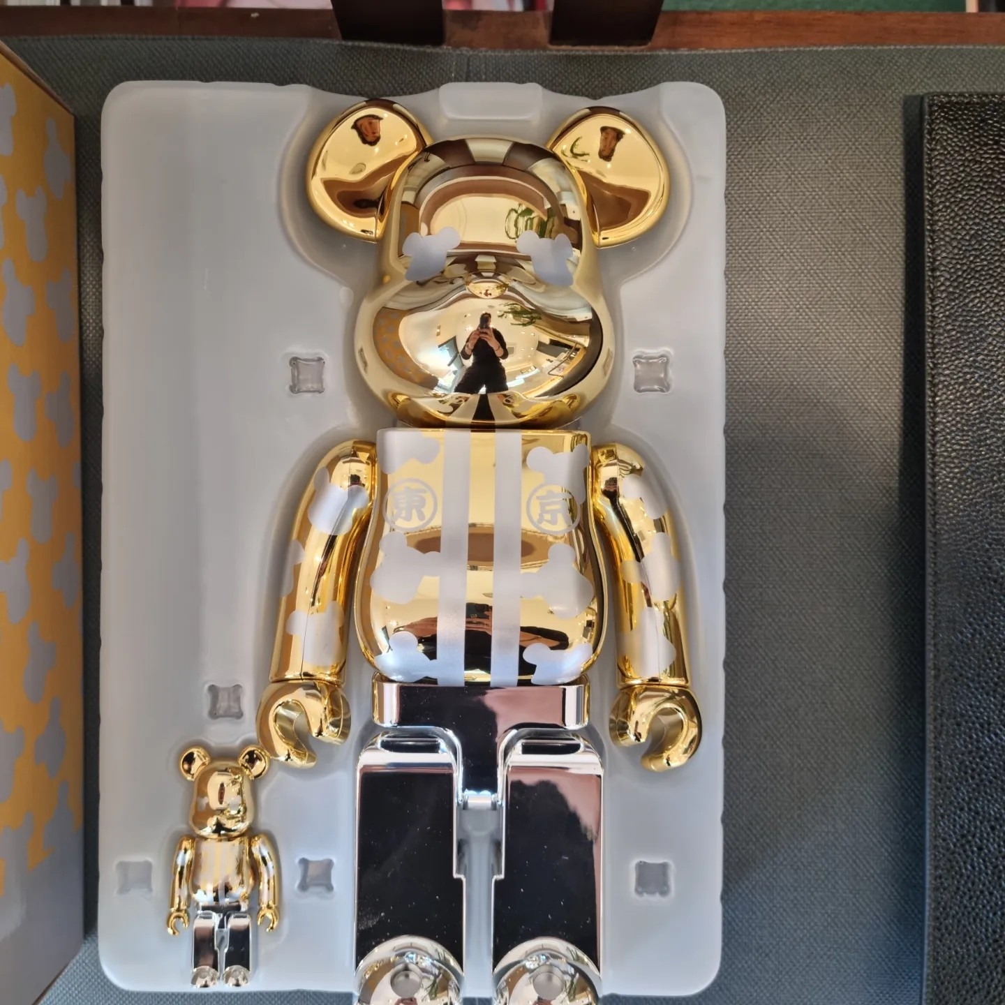Bearbrick Happy Tokyo Gold Plated 100% & 400% Set 착용 스타일 - 1