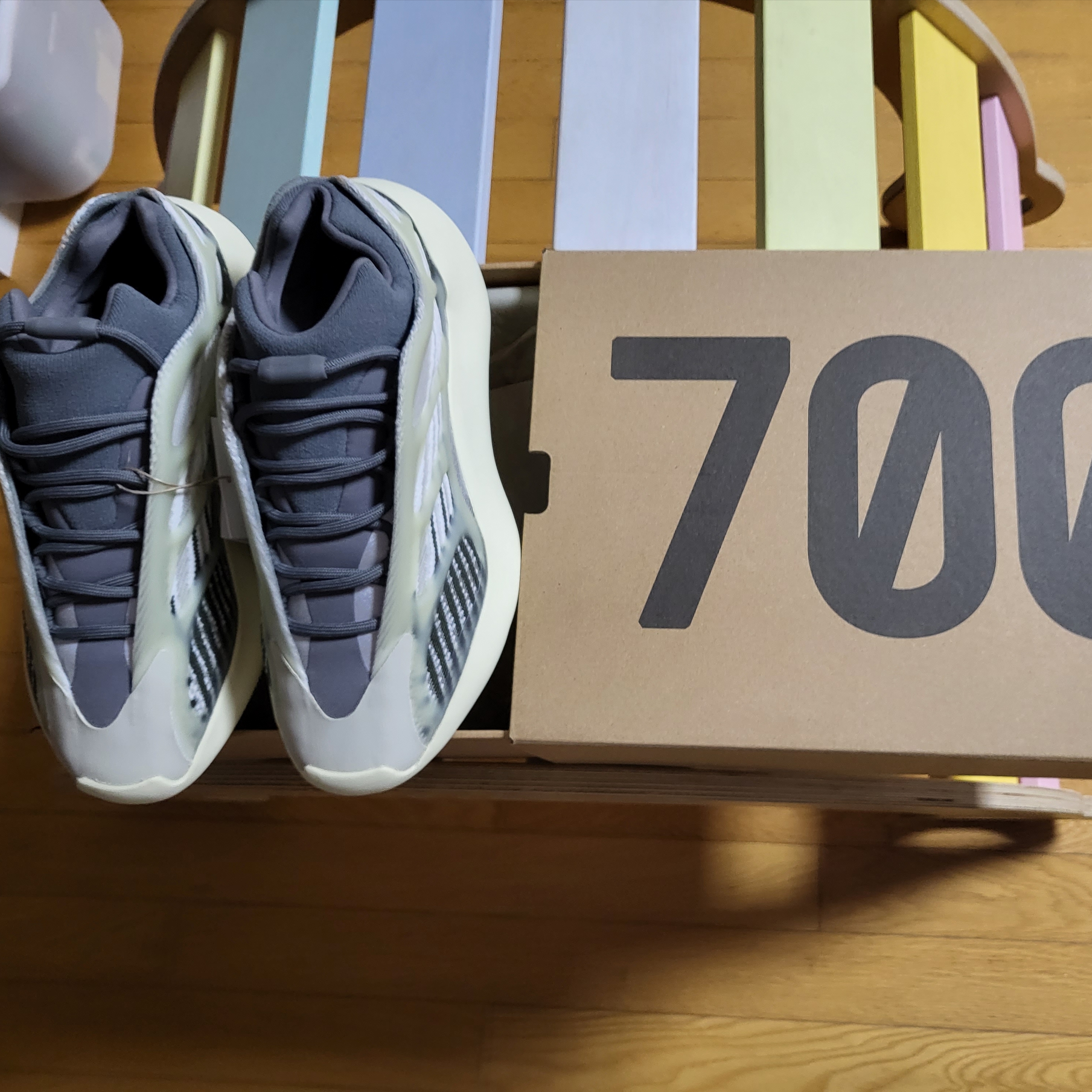 Adidas Yeezy 700 V3 Fade Salt 착용 스타일