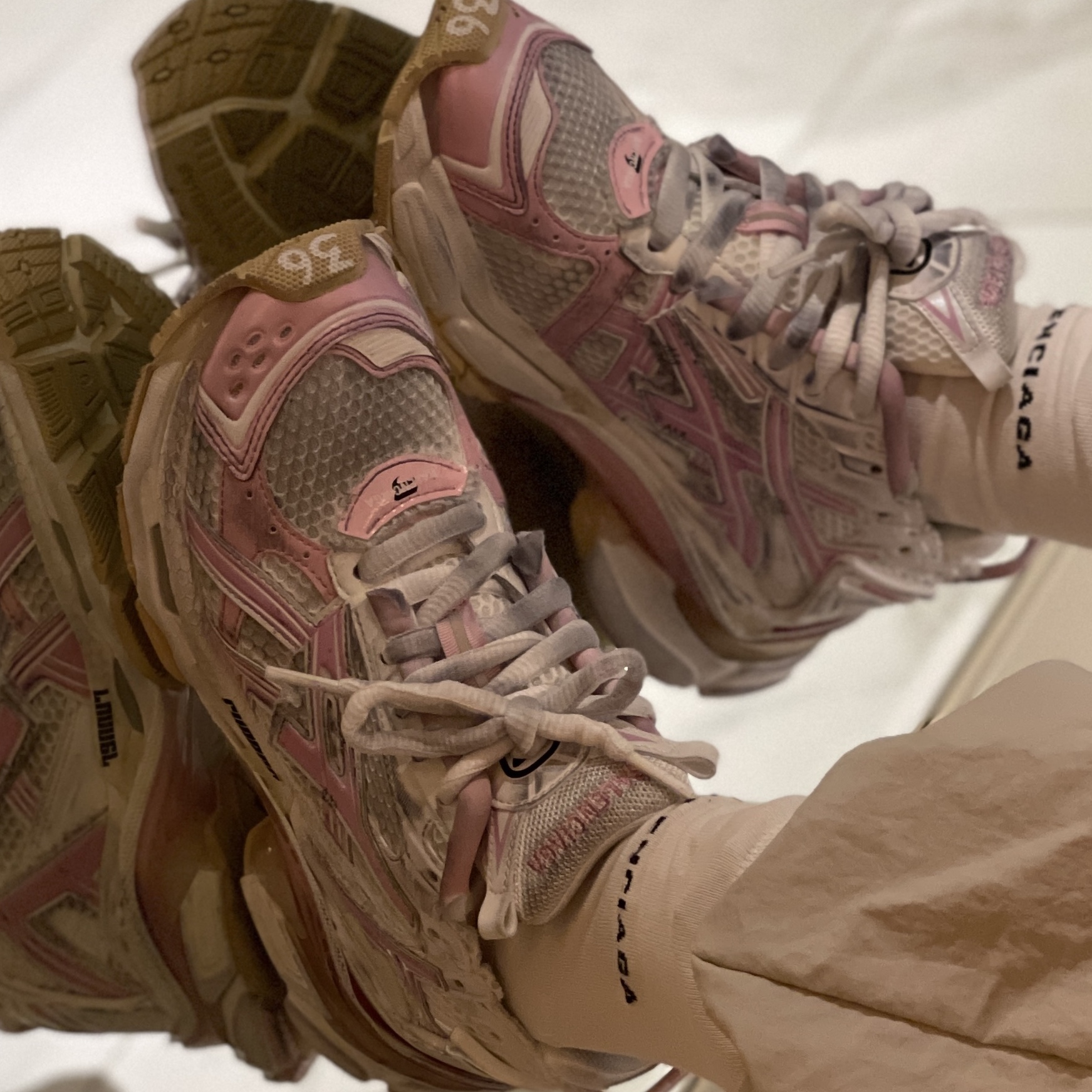 (W) Balenciaga Runner Sneakers White Pink, Apple AirPods Max Lightning Silver (Korean Ver.) 착용 스타일 - 3