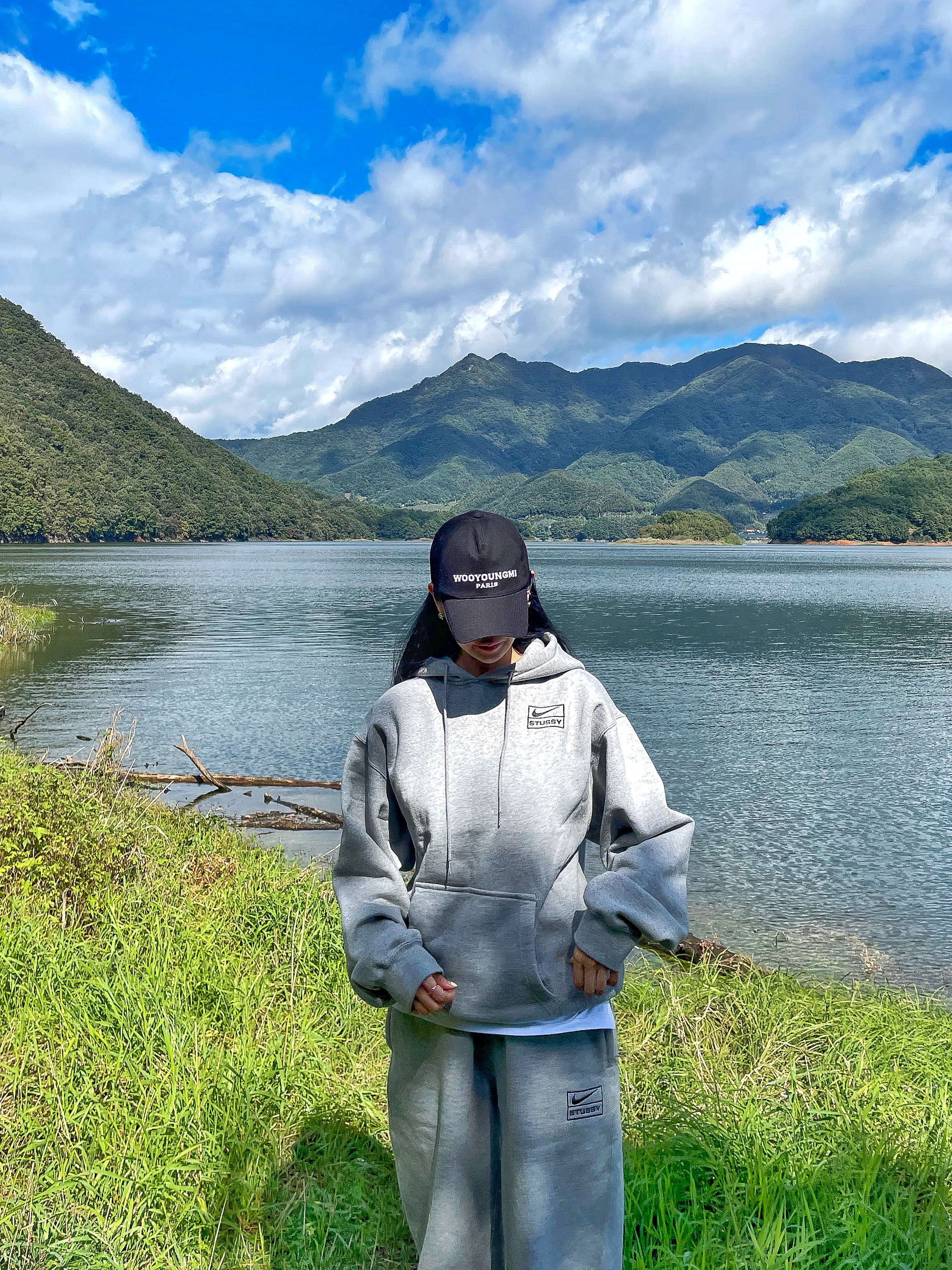 Nike x Stussy NRG RA Pullover Hoodie Dark Grey Heather (DJ9488-063), Nike x Stussy NRG RA Fleece Pants Dark Grey Heather (DJ9490-063) 착용 스타일 - 2