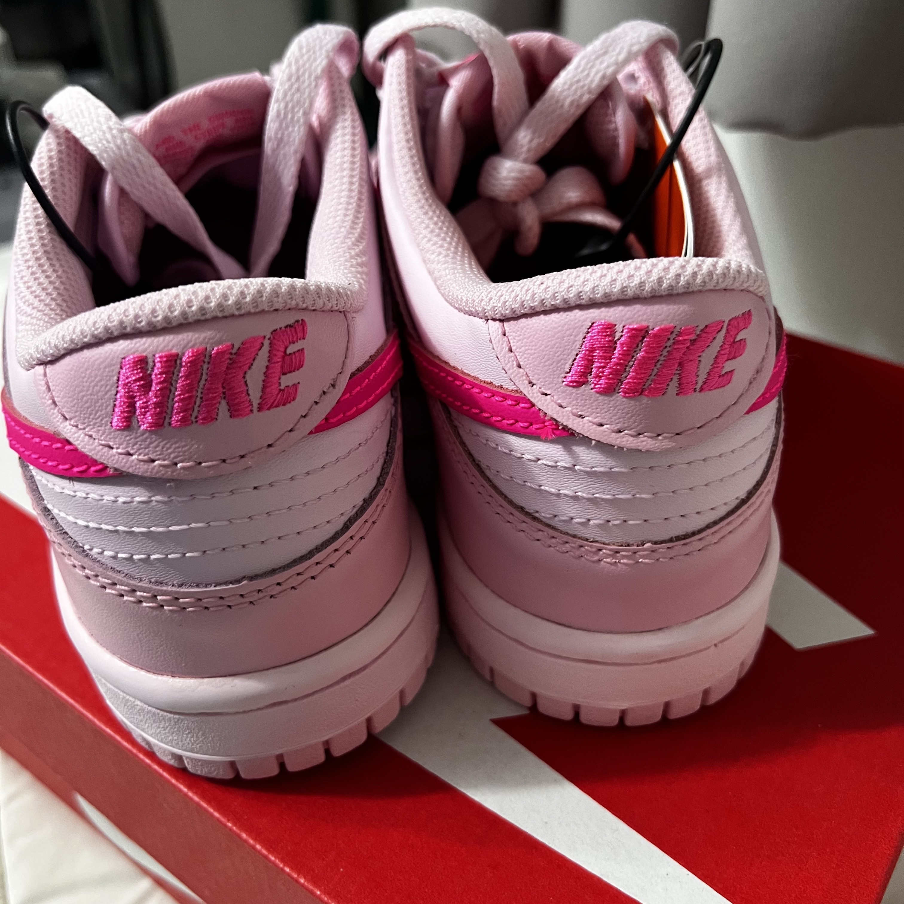 (GS) Nike Dunk Low Triple Pink 착용 스타일 - 3