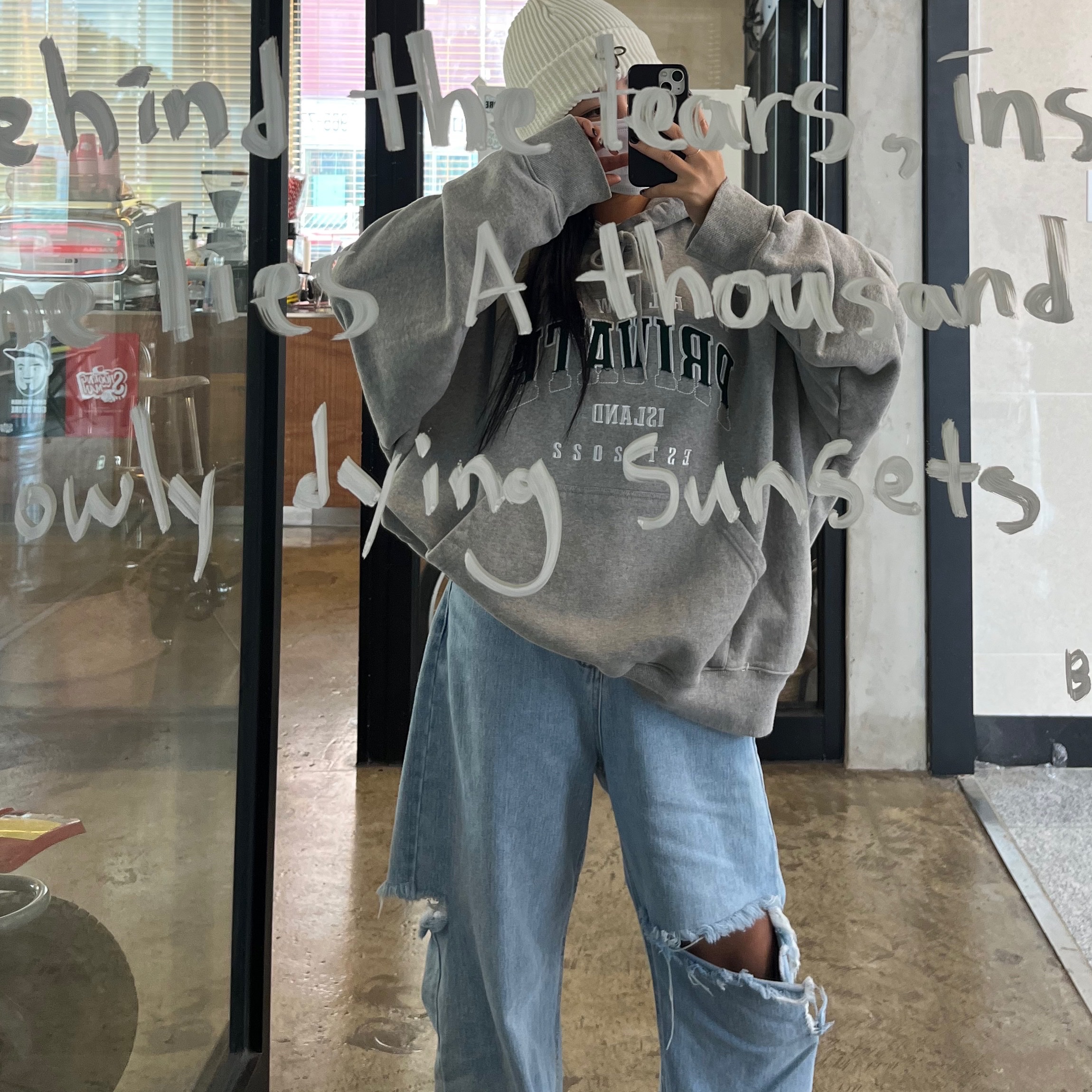 Adidas Yeezy Foam RNNR Sand 착용 스타일 - 2