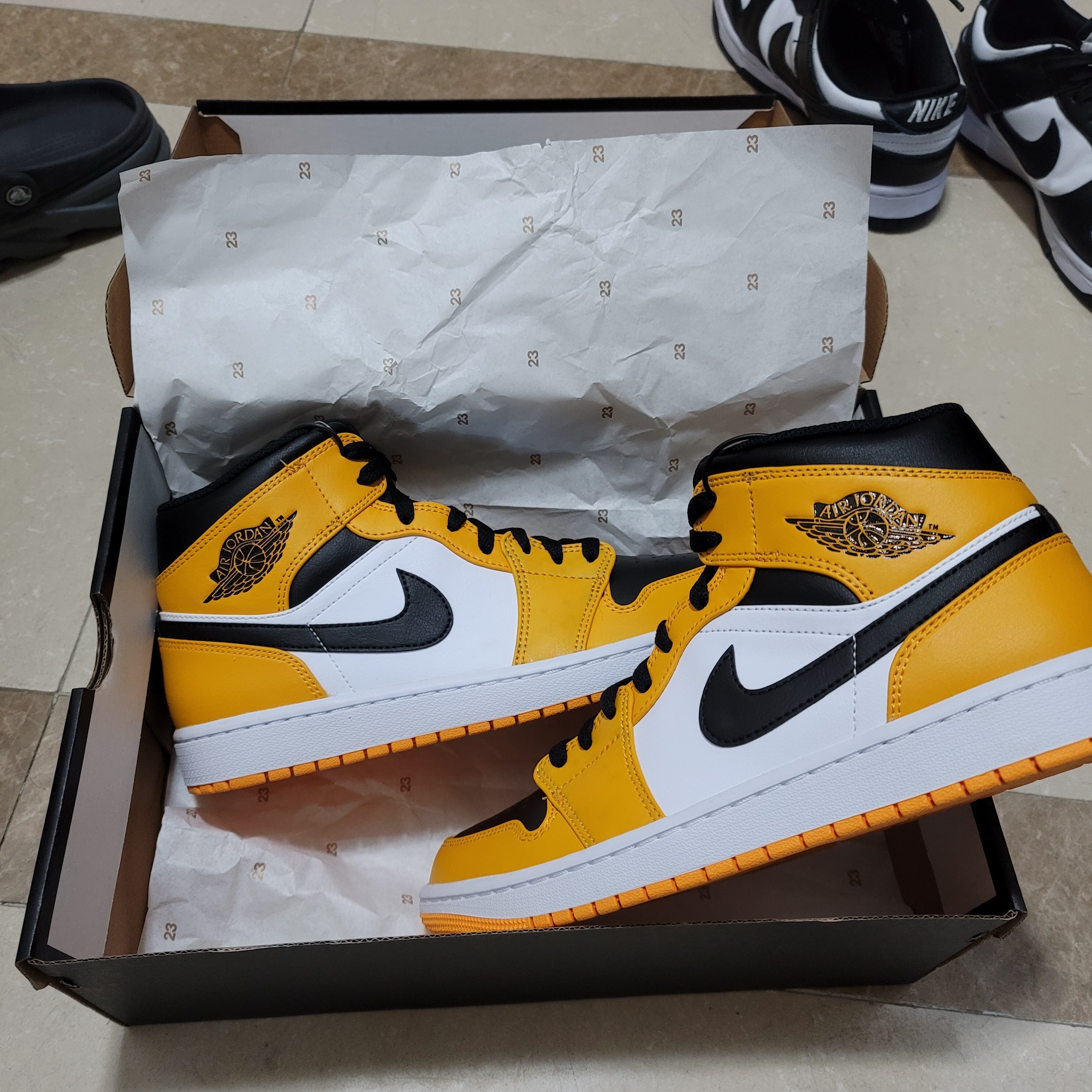 Jordan 1 Mid Taxi, Nike Dunk Low Retro Black 착용 스타일 - 4