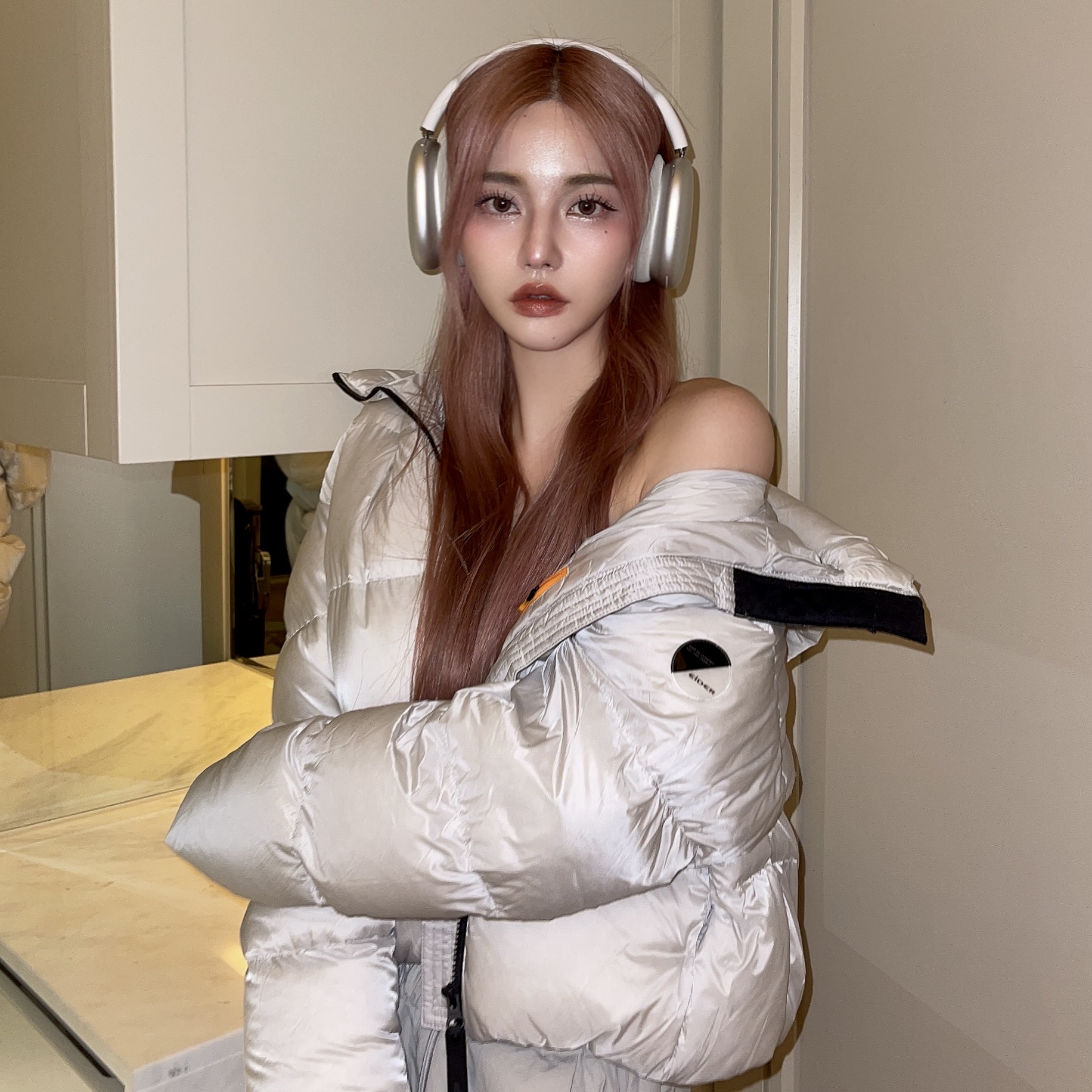 (W) Balenciaga Runner Sneakers White Pink, Apple AirPods Max Lightning Silver (Korean Ver.) 착용 스타일 - 2