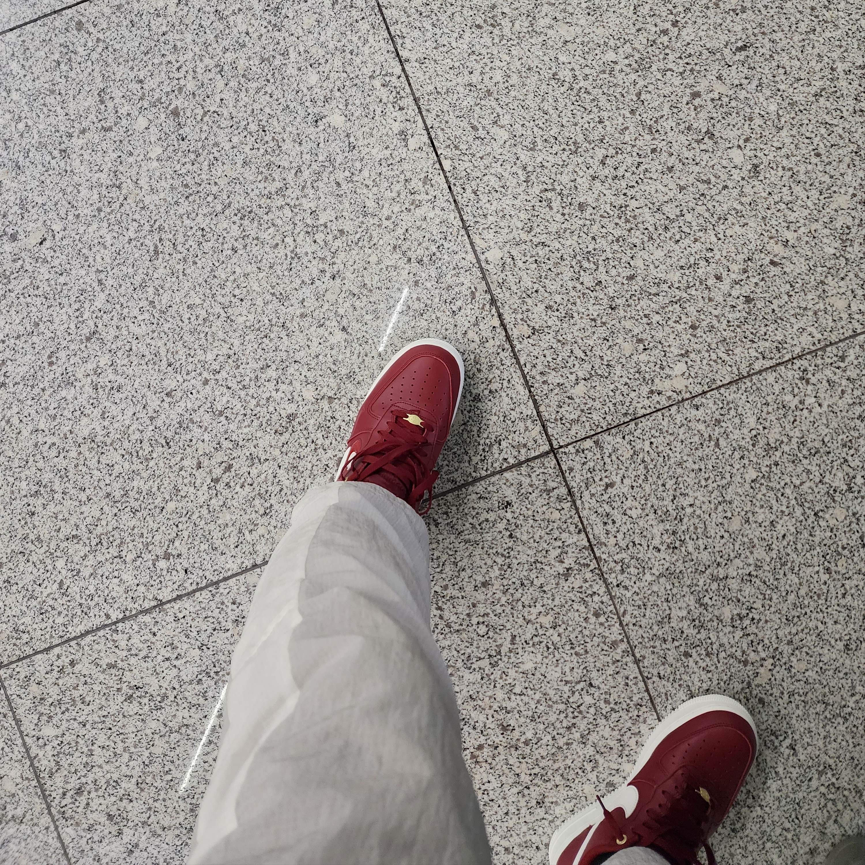 Nike Air Force 1 '07 PRM 40th Anniversary Join Forces Team Red 착용 스타일 - 2