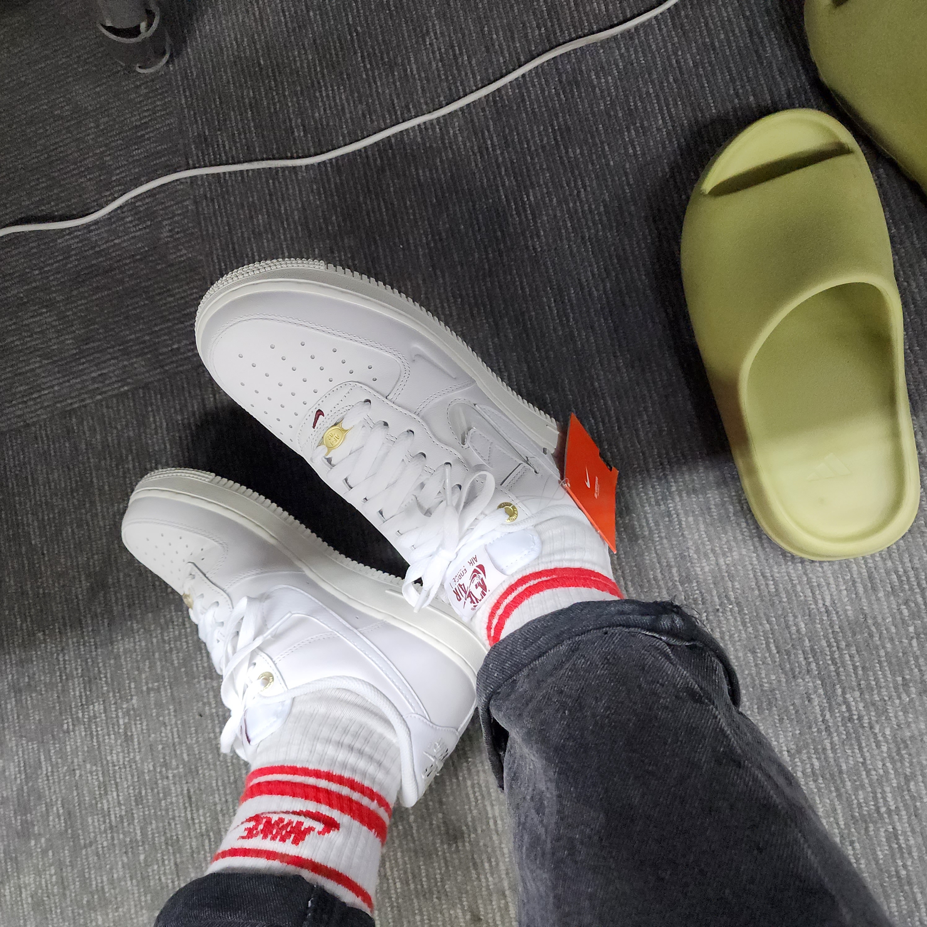 Nike Air Force 1 '07 PRM 40th Anniversary Join Forces White, Adidas Yeezy Slide Resin 2022 착용 스타일 - 2