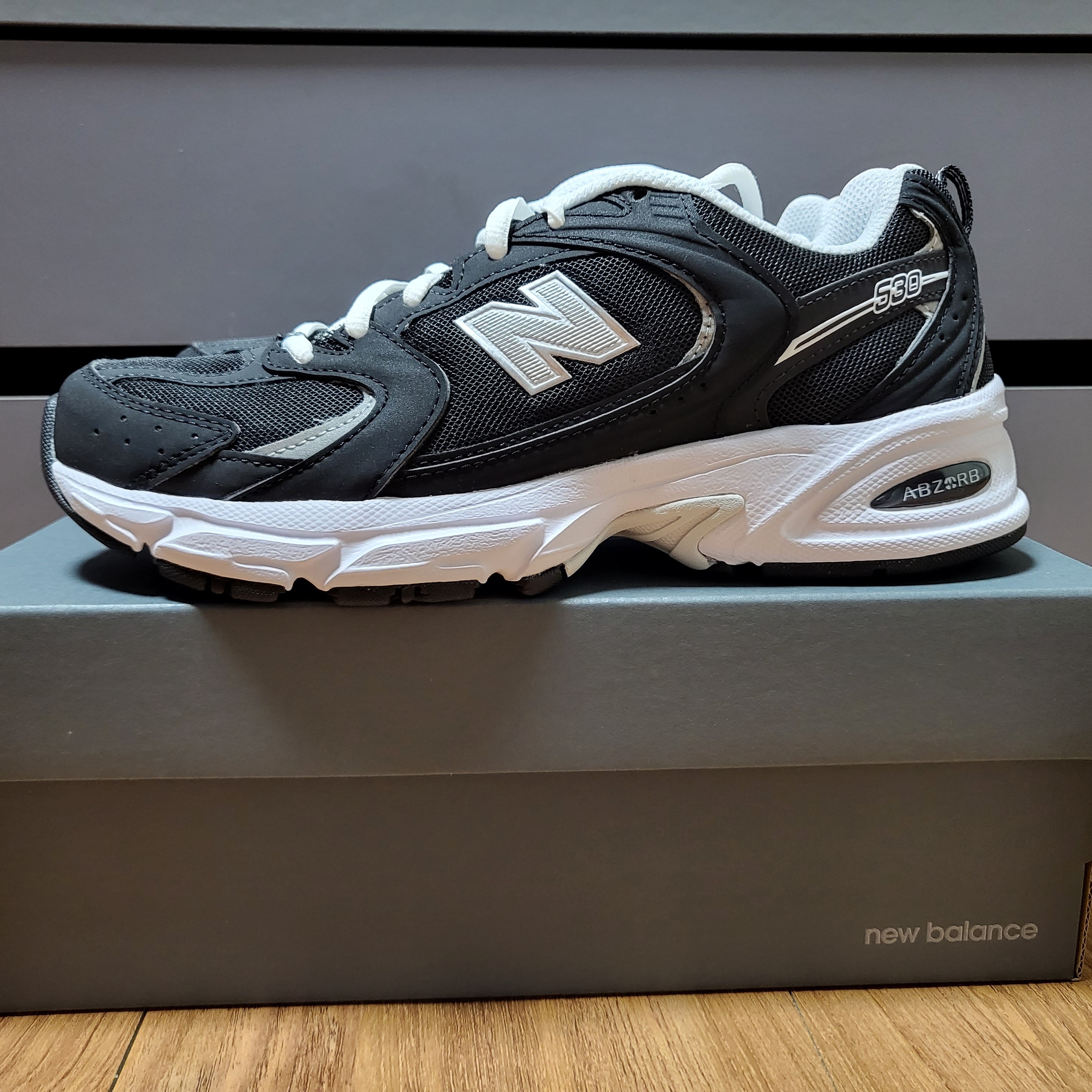 New Balance 530 Black Phantom 착용 스타일