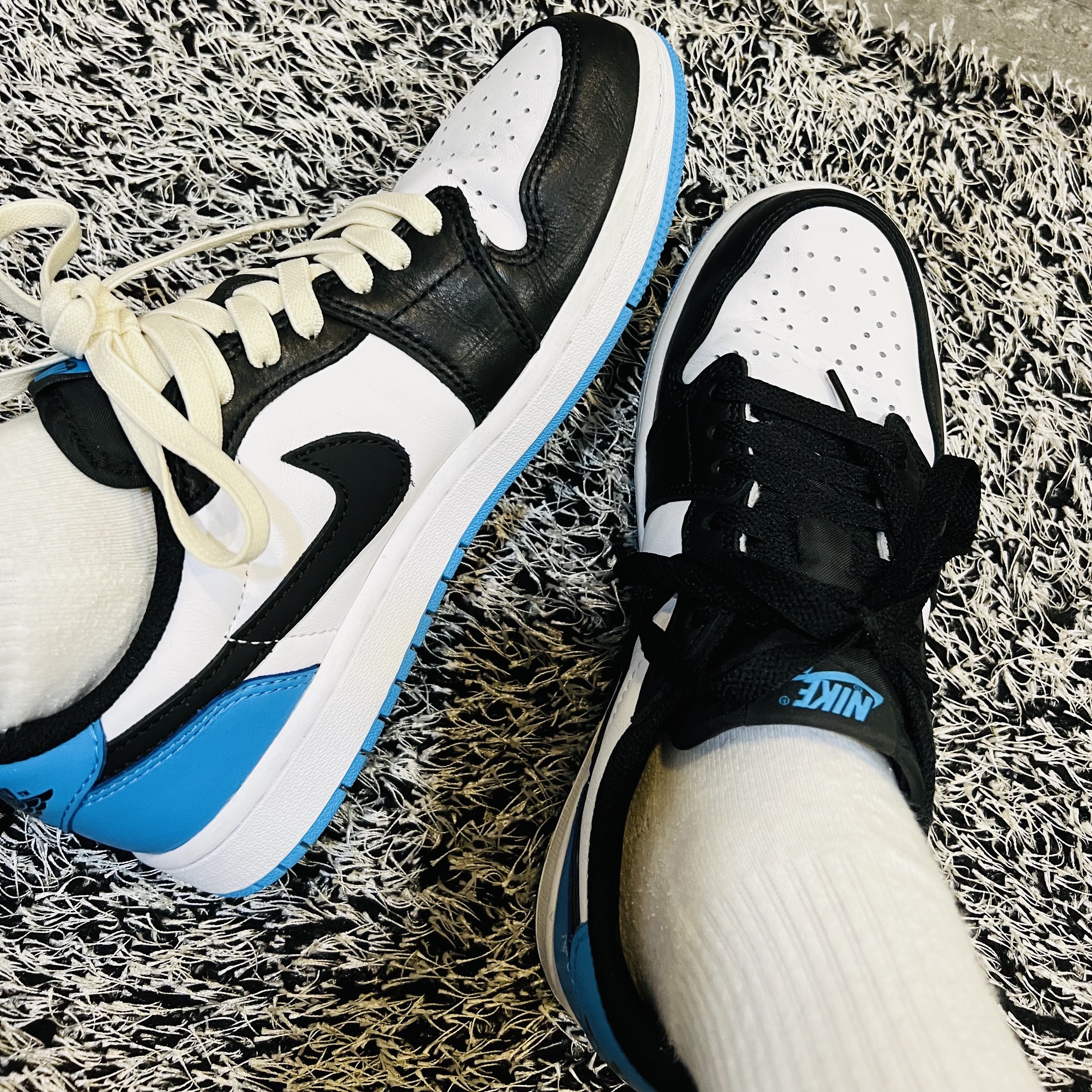 Jordan 1 Retro Low OG Black and Dark Powder Blue 착용 스타일
