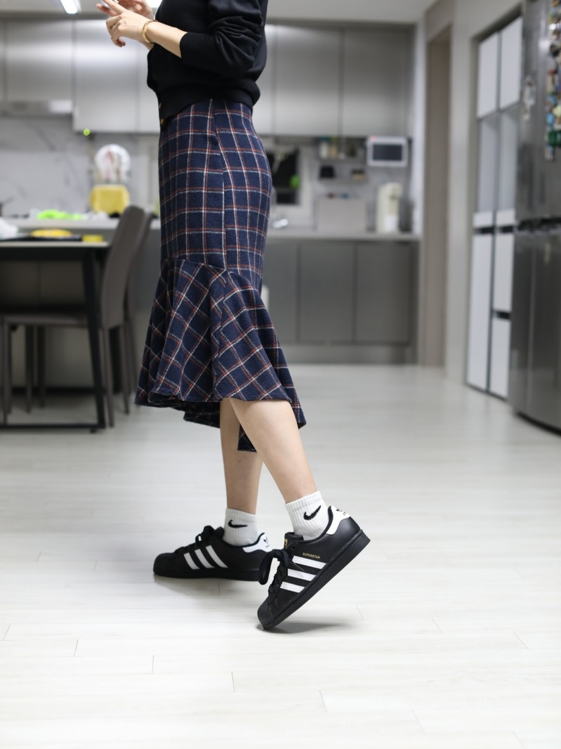 Adidas Superstar Core Black White 착용 스타일 - 3