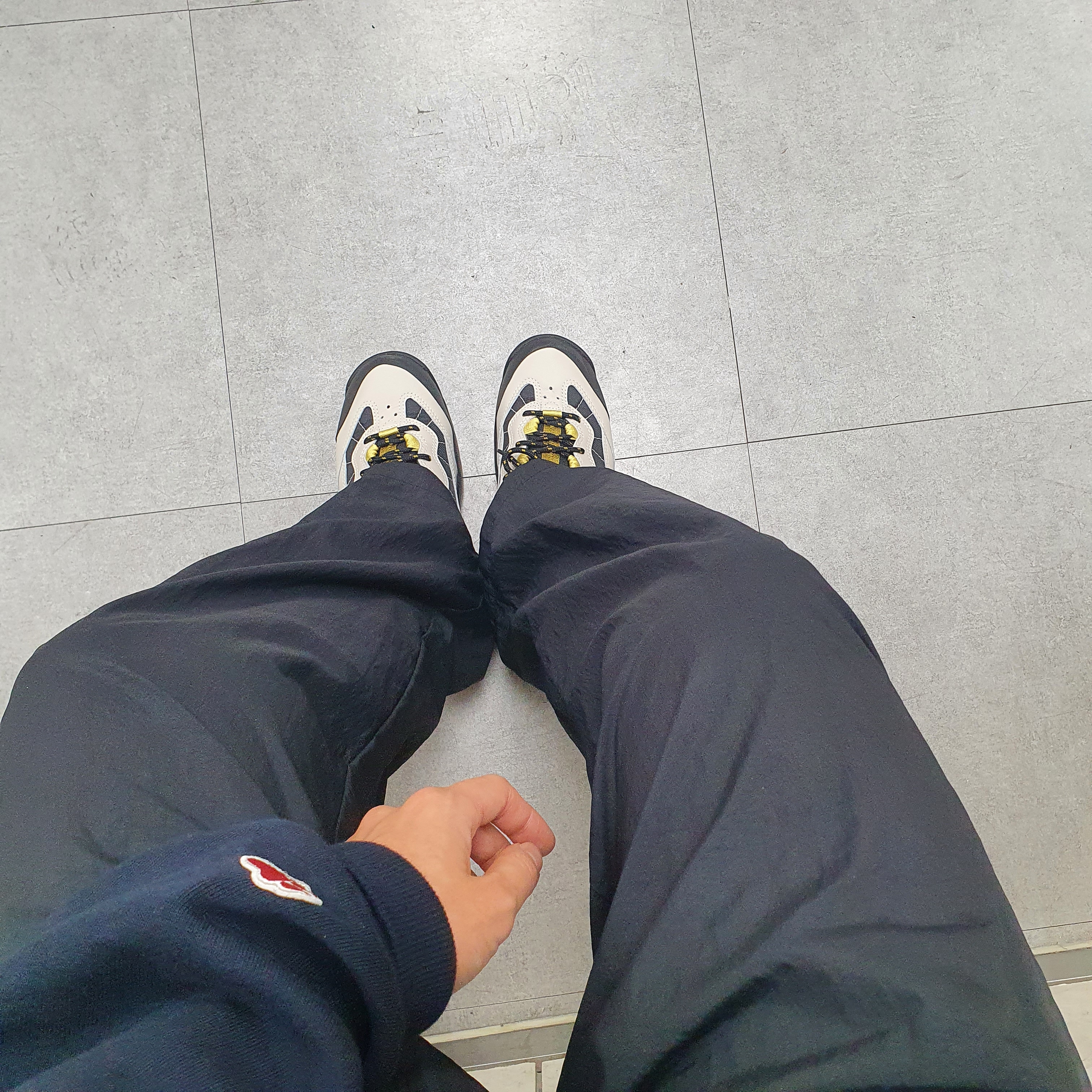 Nike ACG Air Mada Black and Celery Light Bone 착용 스타일