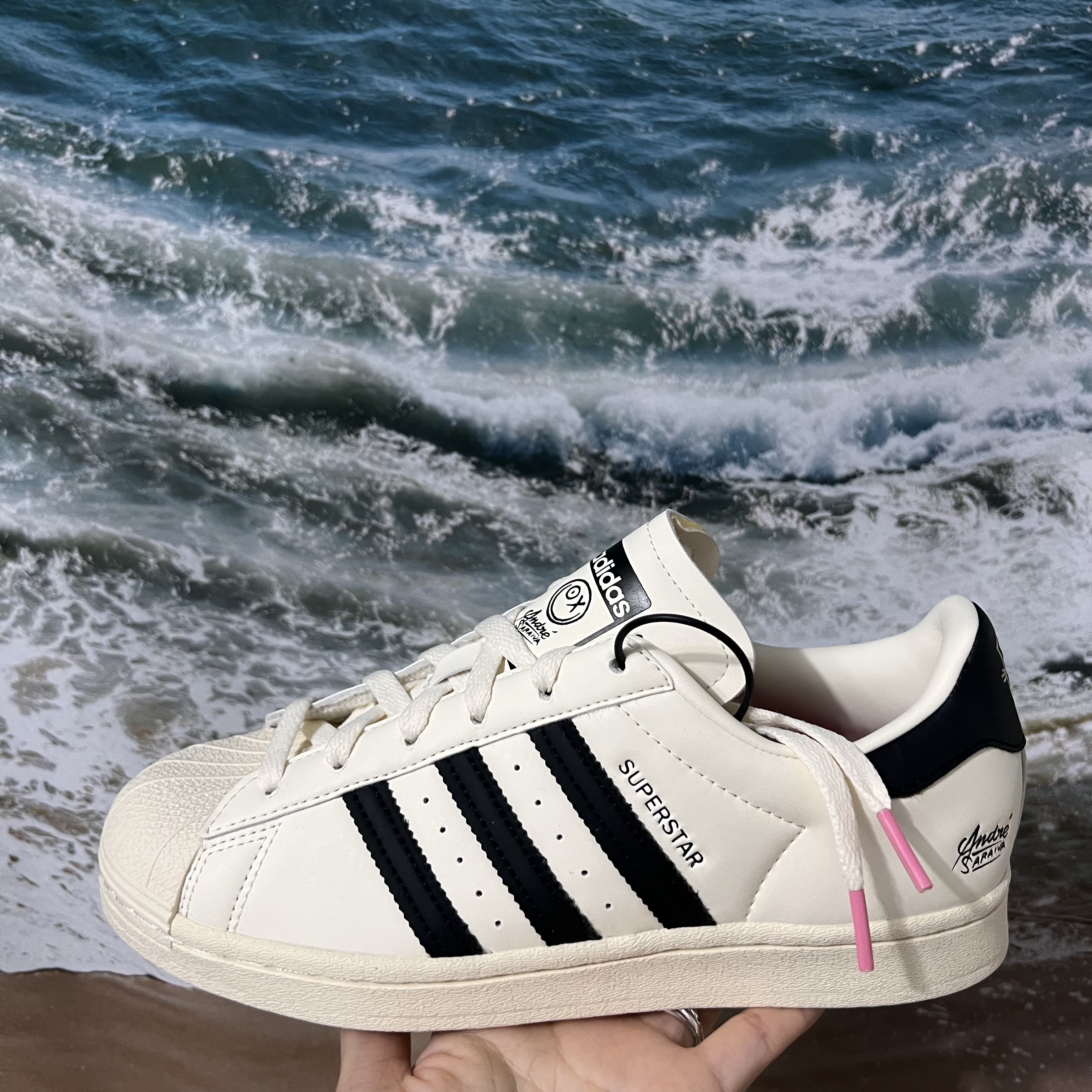 Adidas x Andre Saraiva Superstar Cream White Core Black 착용 스타일 - 1