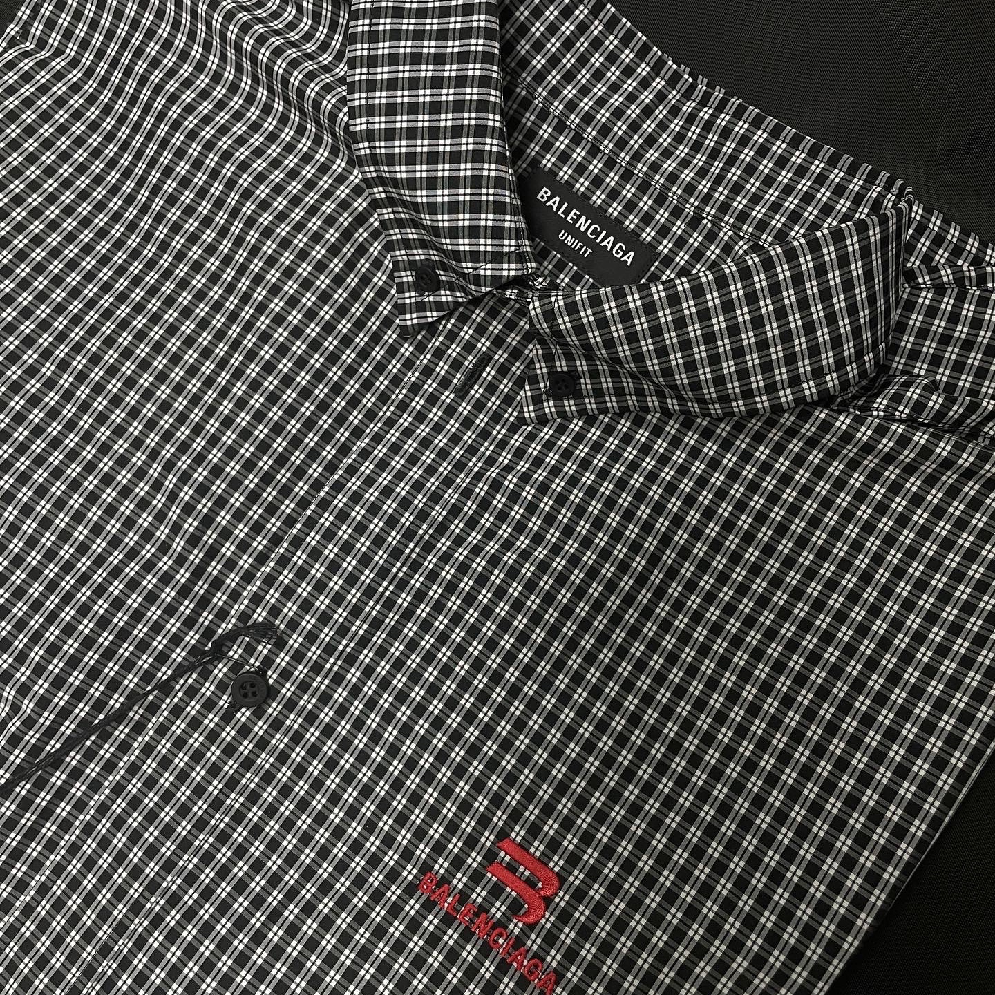 Balenciaga Micro Check Mix Poplin Sporty B Cosy Shirt Black White 착용 스타일 - 2