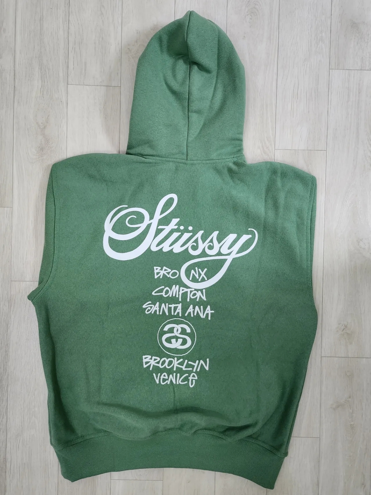 Stussy World Tour Hoodie Green 2022, Stussy DSM World Tour Hoodie Green 2022 착용 스타일 - 2