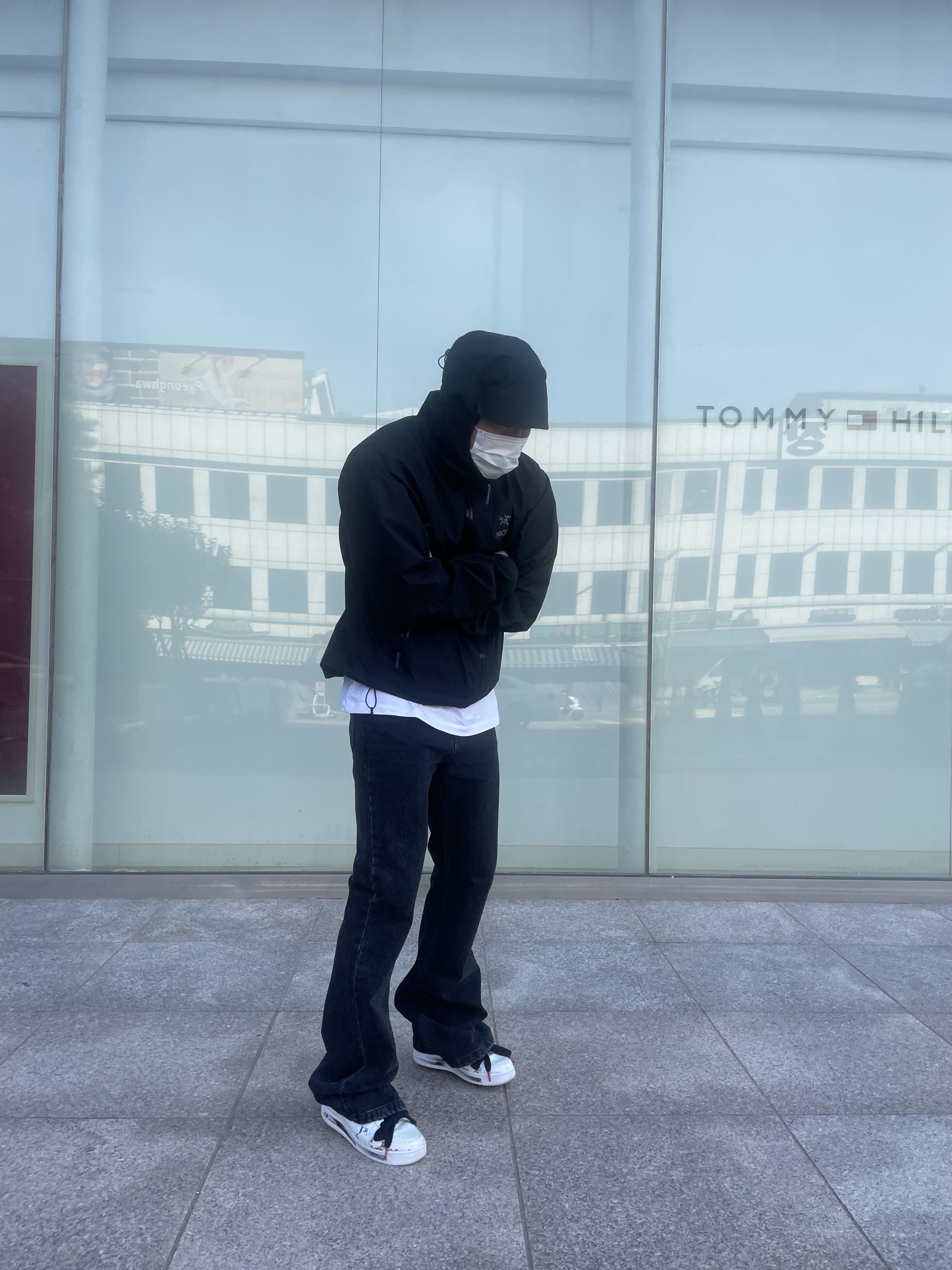 Arc'teryx Beta Jacket Black, Nike x Peaceminusone Air Force 1 Low Para-Noise 2.0 착용 스타일 - 4