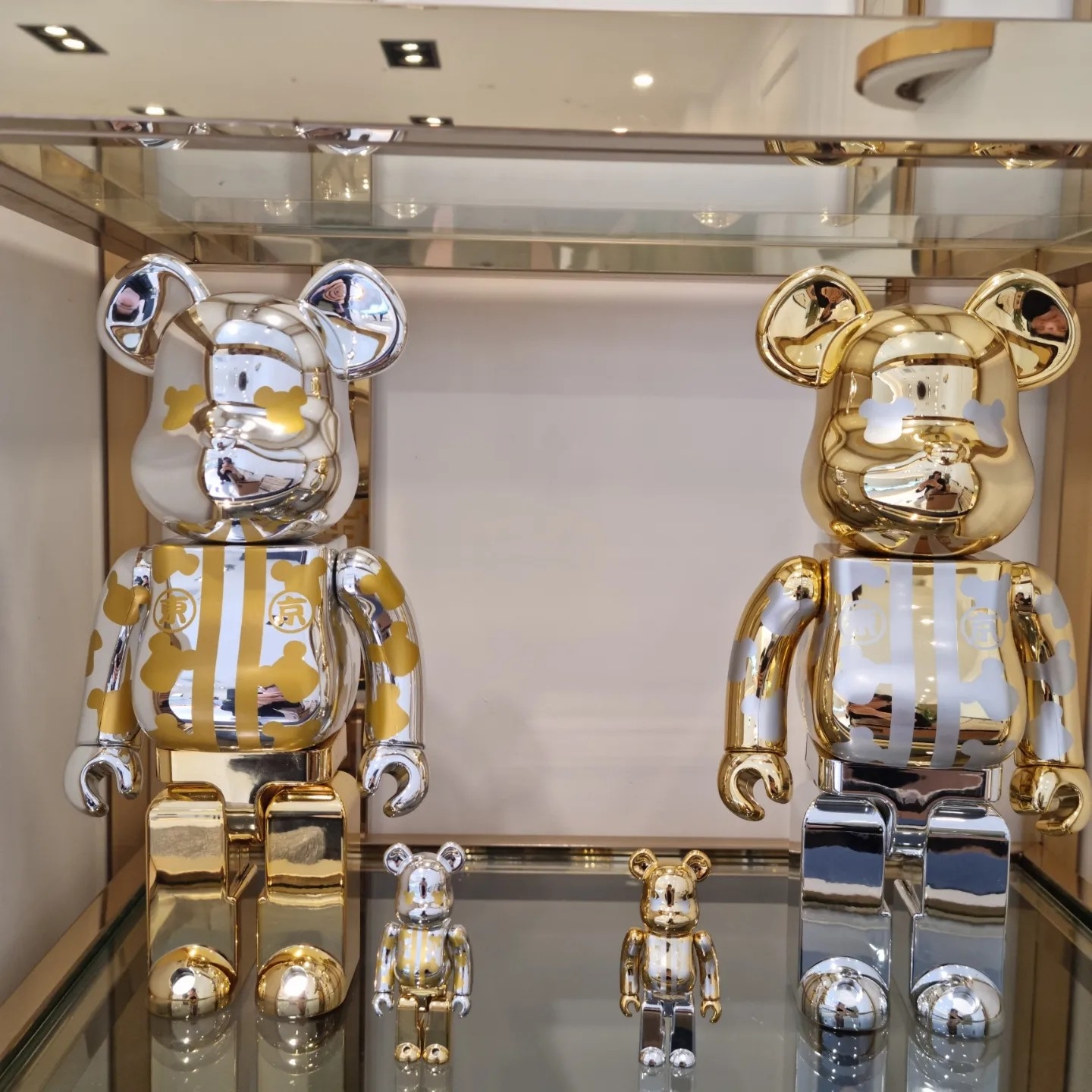 Bearbrick Happy Tokyo Gold Plated 100% & 400% Set 착용 스타일 - 2