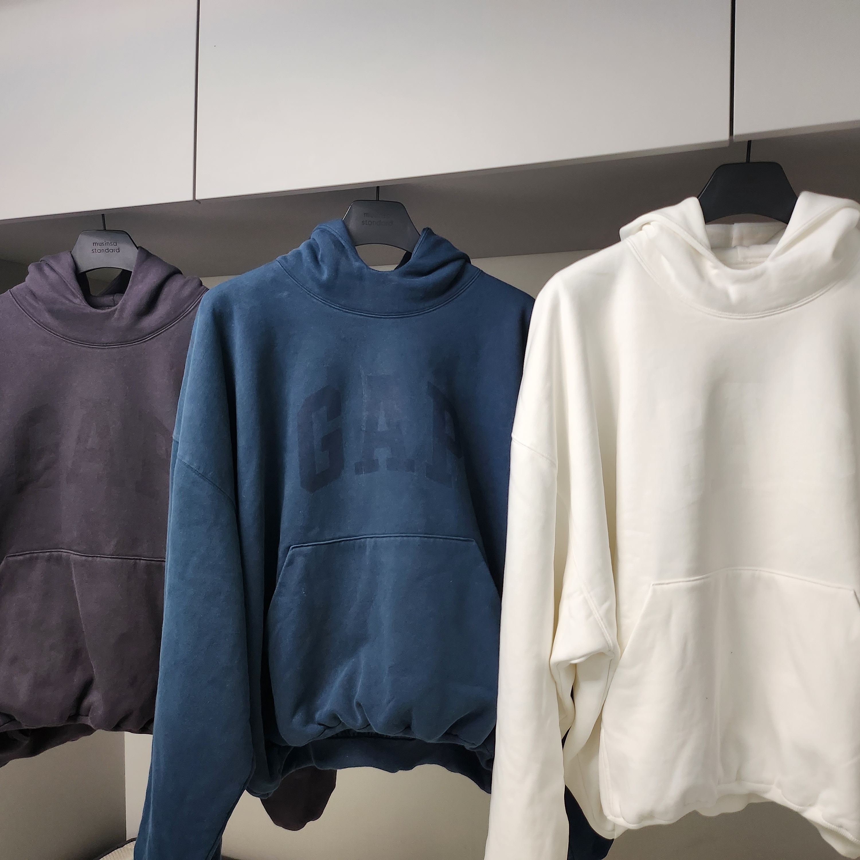 Yeezy Gap Engineered By Balenciaga Dove Hoodie Dark Grey, Yeezy Gap Engineered By Balenciaga Dove Hoodie Dark Blue 착용 스타일 - 3