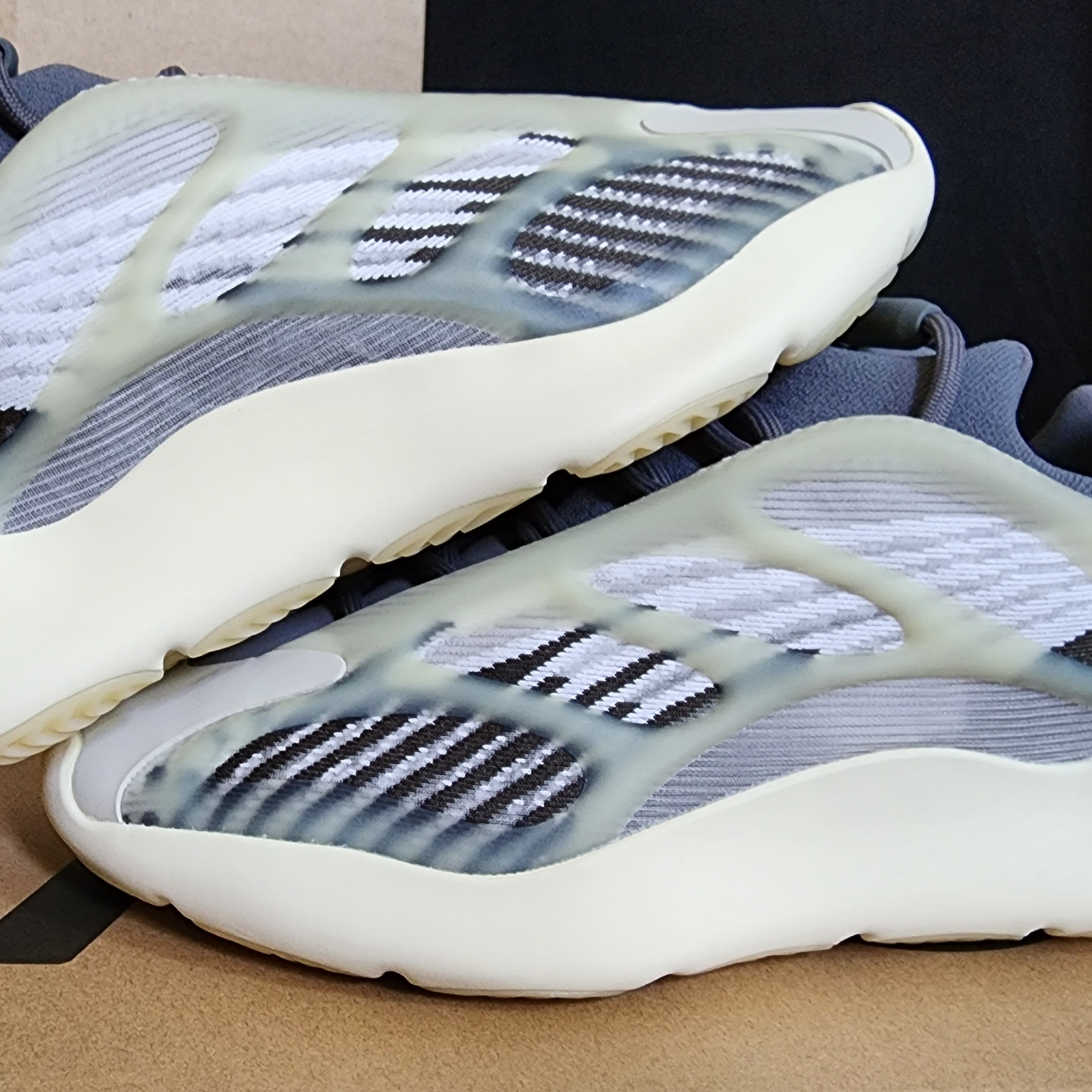 Adidas Yeezy 700 V3 Fade Salt 착용 스타일 - 2